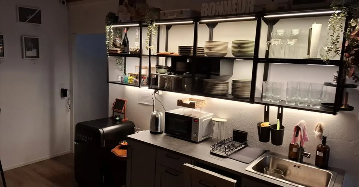 Mixed-use building for rent - Photo 3 of 11