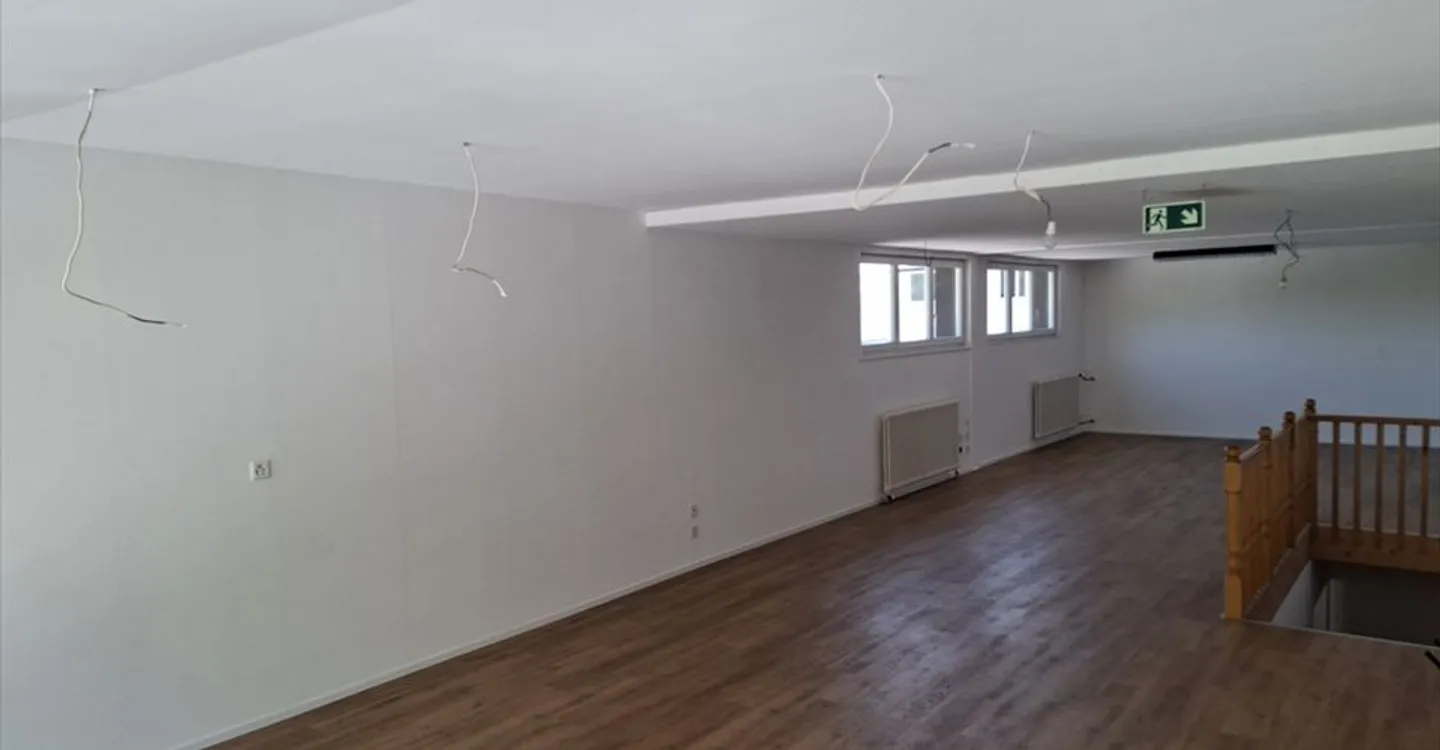 Mixed-use building for rent - Photo 5 of 11