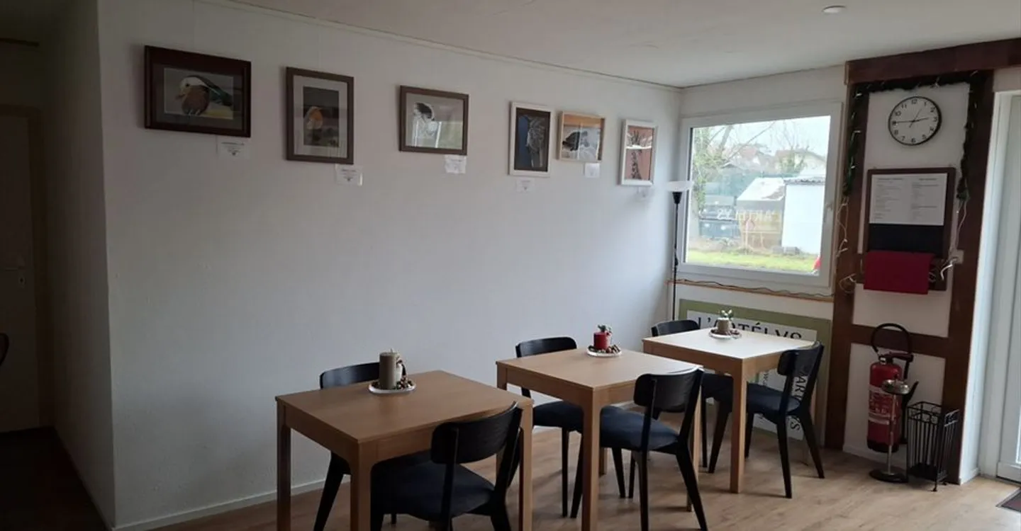 Mixed-use building for rent - Photo 6 of 11