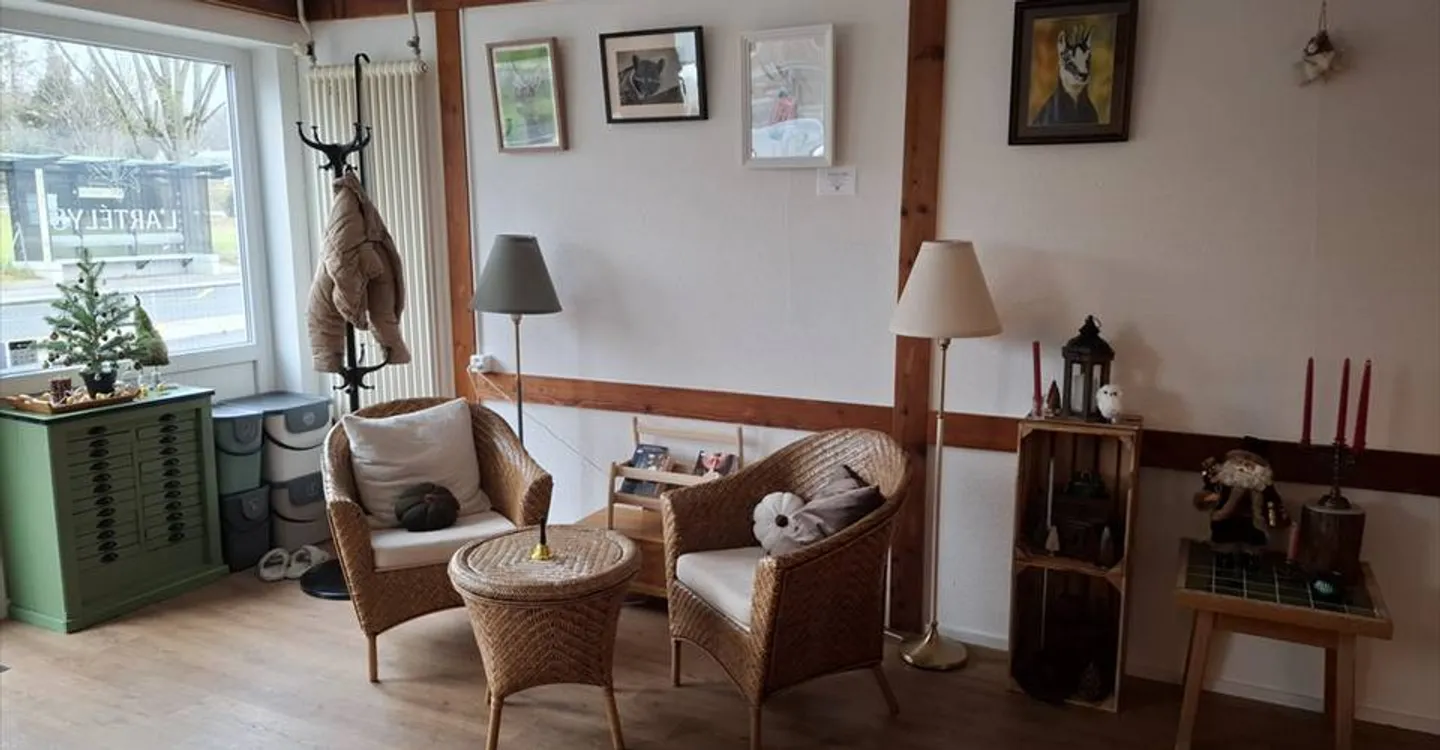 Mixed-use building for rent - Photo 7 of 11