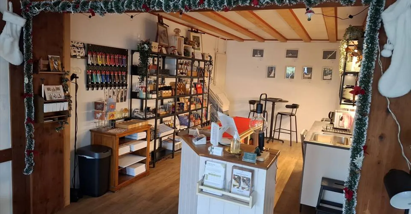 Mixed-use building for rent - Photo 8 of 11