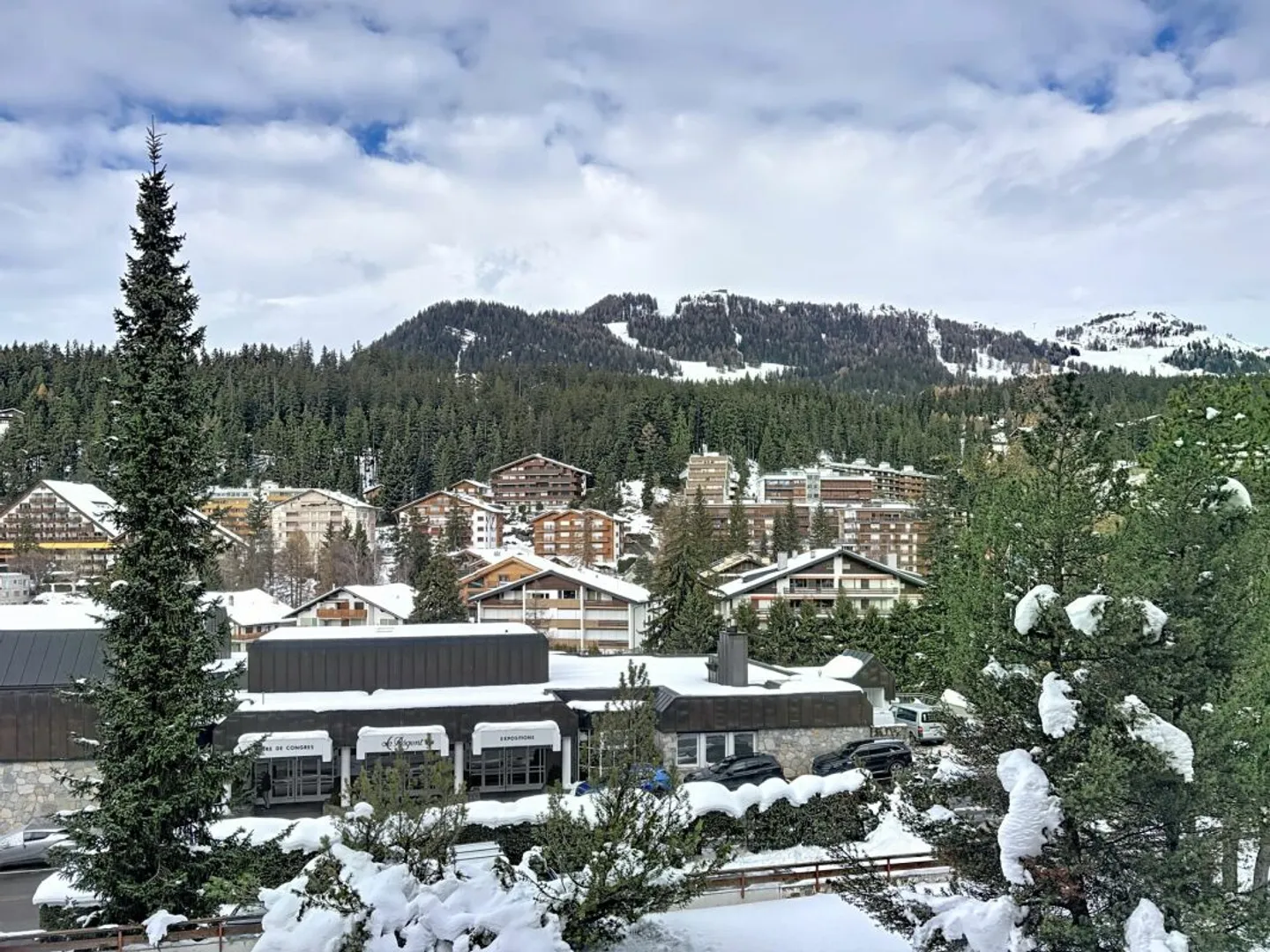 Charming Apartment with Golf View - Photo 1 of 7