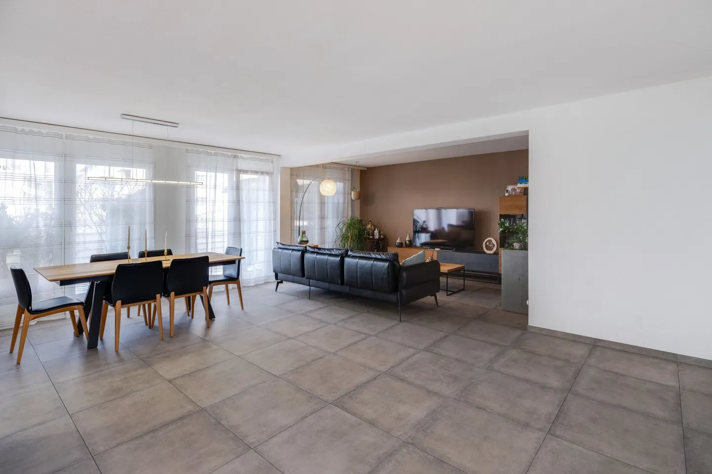 Fully renovated 4.5 room apartment with two terraces in the center of Oensingen - Photo 3 of 17