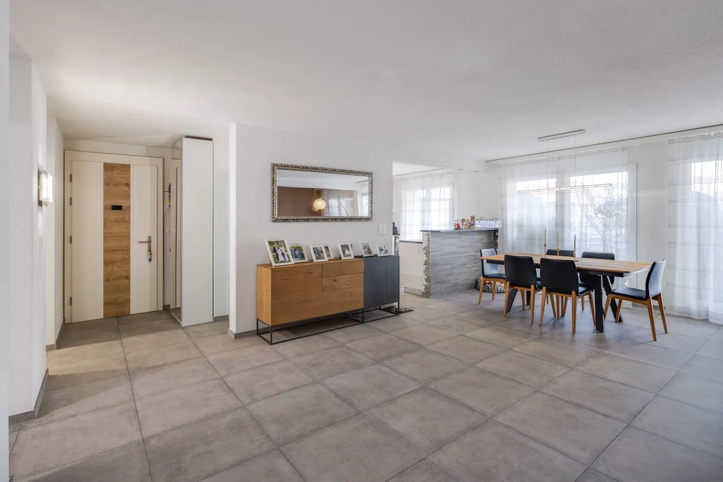 Fully renovated 4.5 room apartment with two terraces in the center of Oensingen - Photo 6 of 17