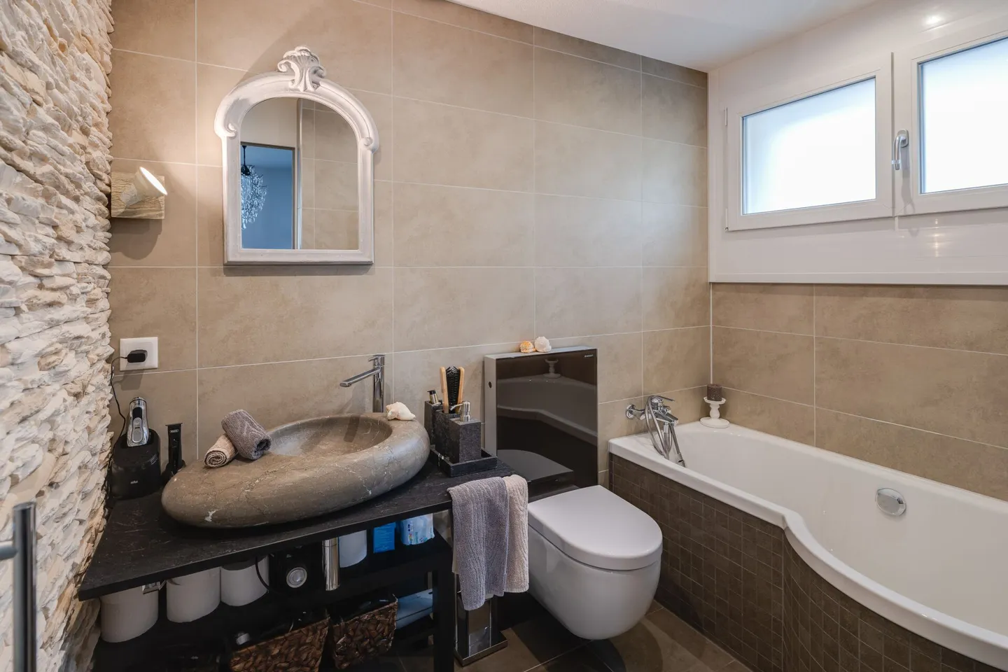 Fully renovated 4.5 room apartment with two terraces in the center of Oensingen - Photo 10 of 17