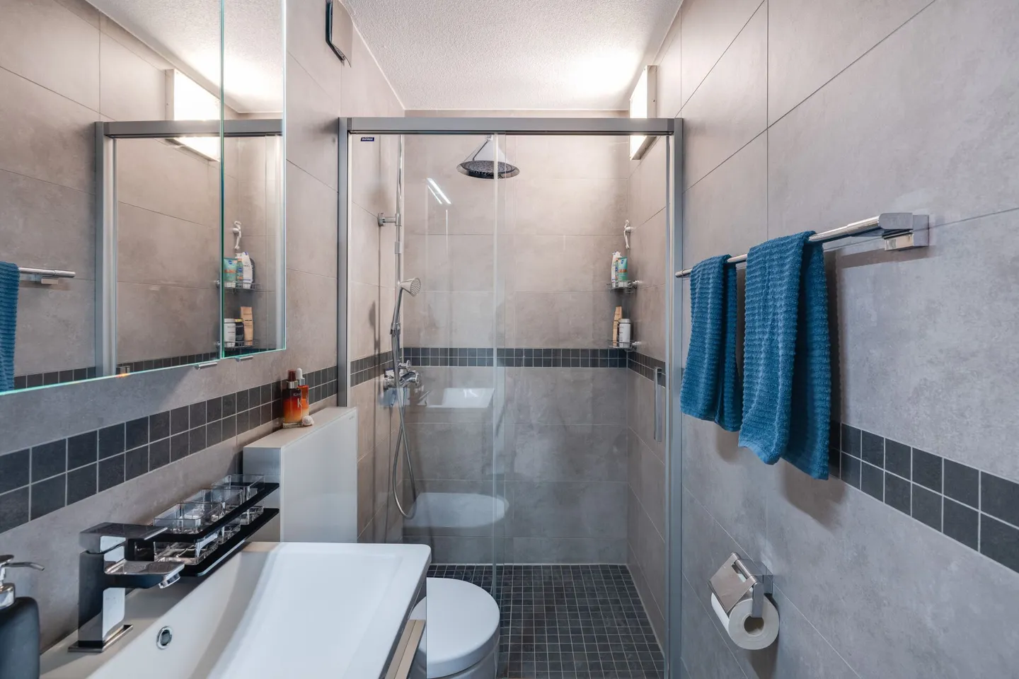 Fully renovated 4.5 room apartment with two terraces in the center of Oensingen - Photo 11 of 17