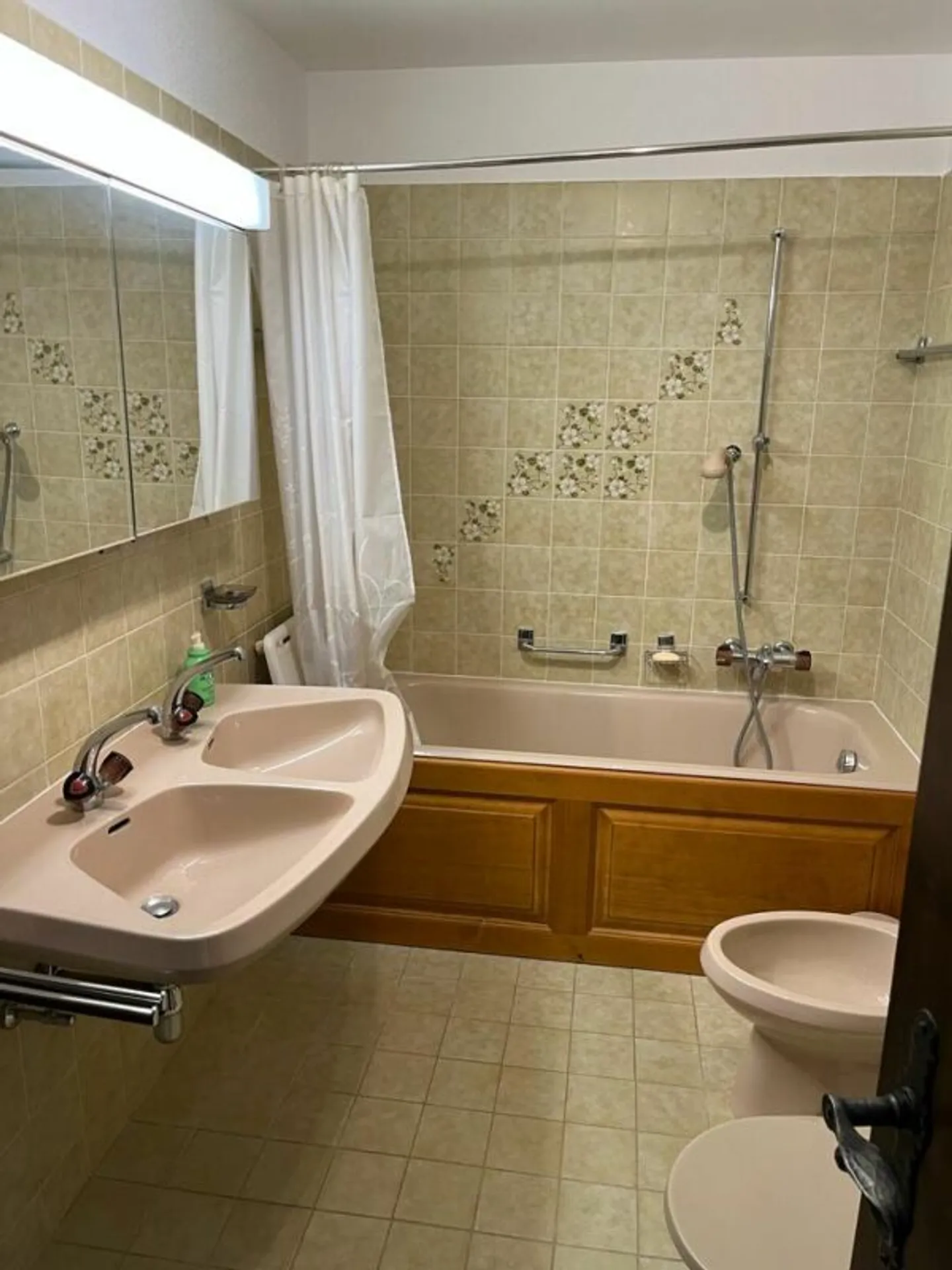 Charming Apartment with Golf View - Photo 6 of 7