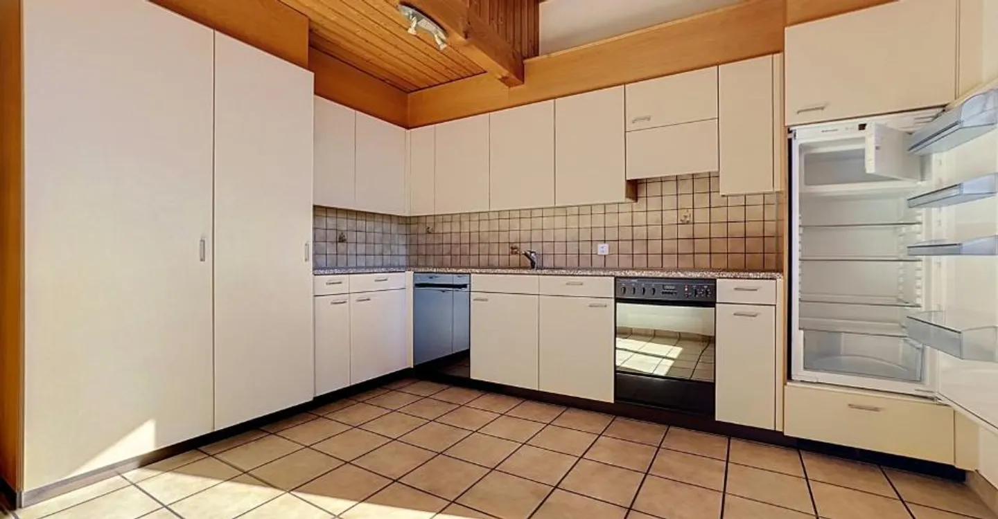 Stunning 4-Room Apartment - Photo 5 of 9