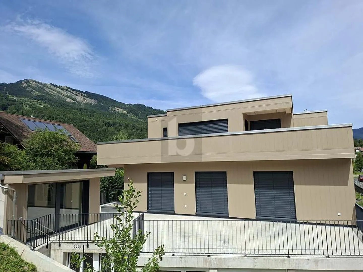 ZUKUNFTSORIENTIERTES ENERGIEEFFIZIENTES TRAUMHAUS - Photo 1 of 6