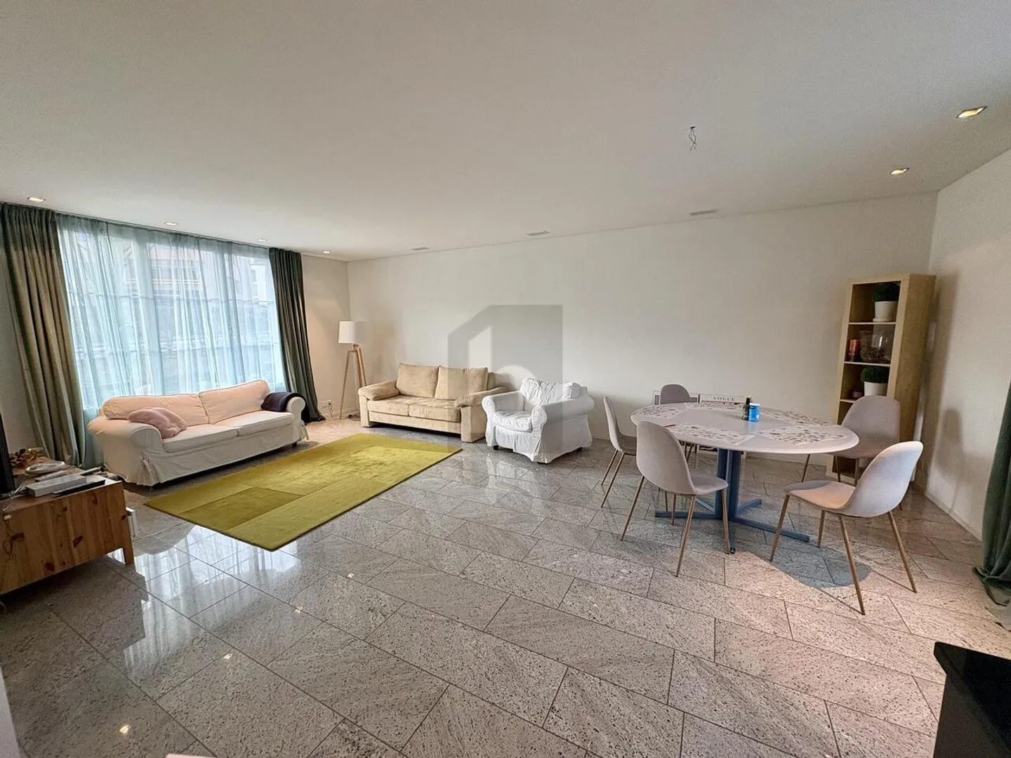 MODERN AND CENTRAL - Photo 1 of 6