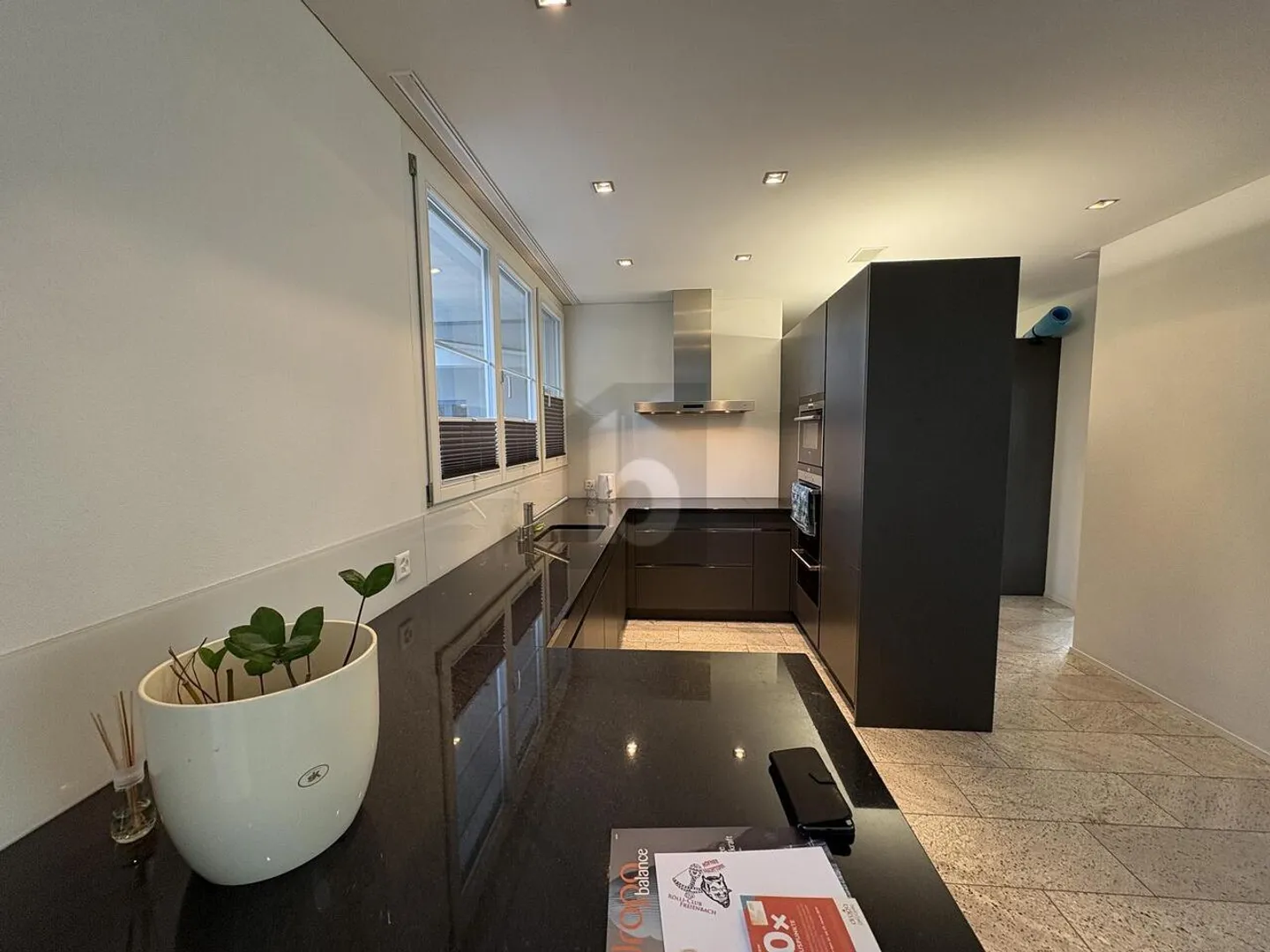 MODERN AND CENTRAL - Photo 2 of 6