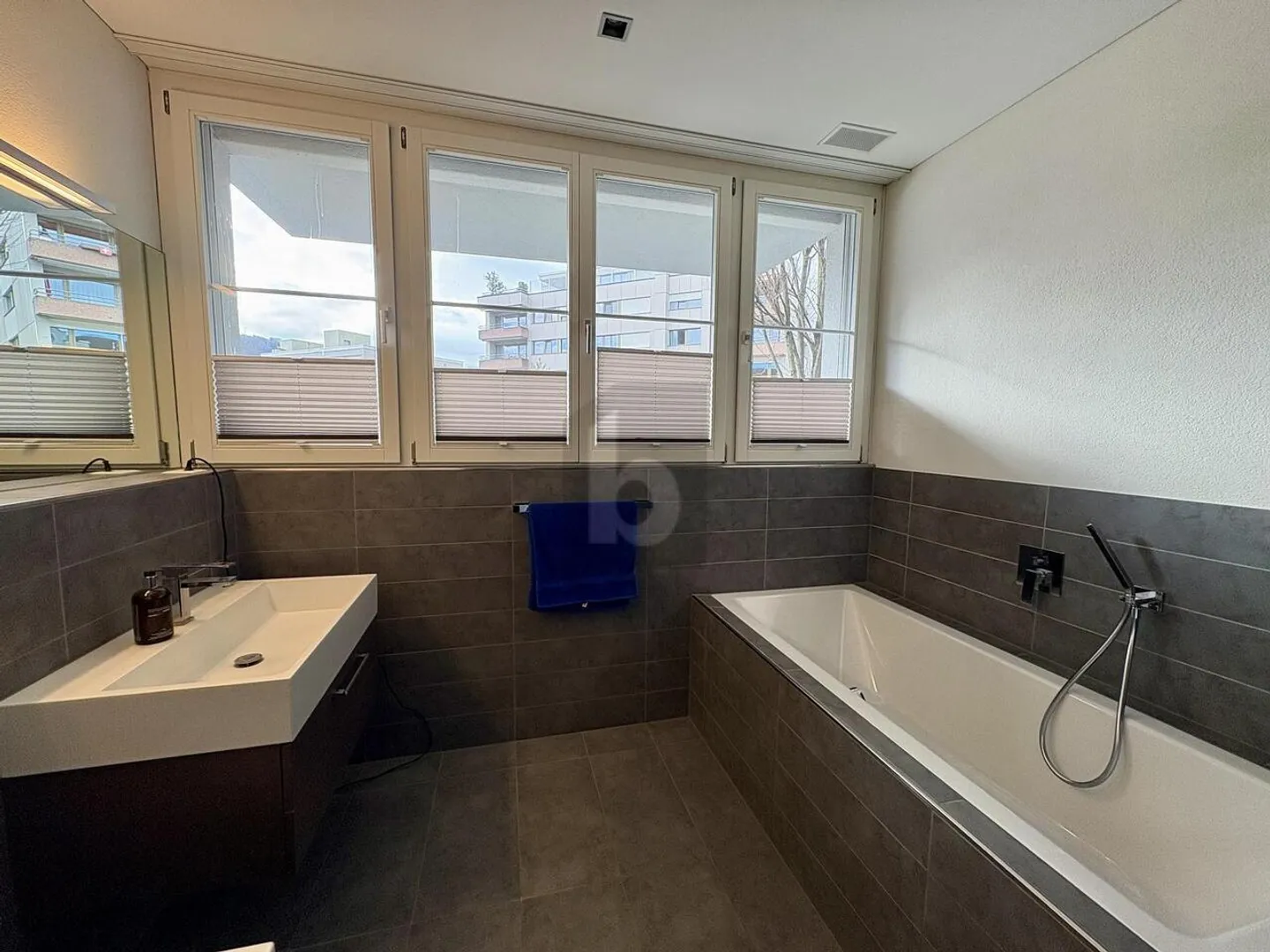 MODERN AND CENTRAL - Photo 5 of 6