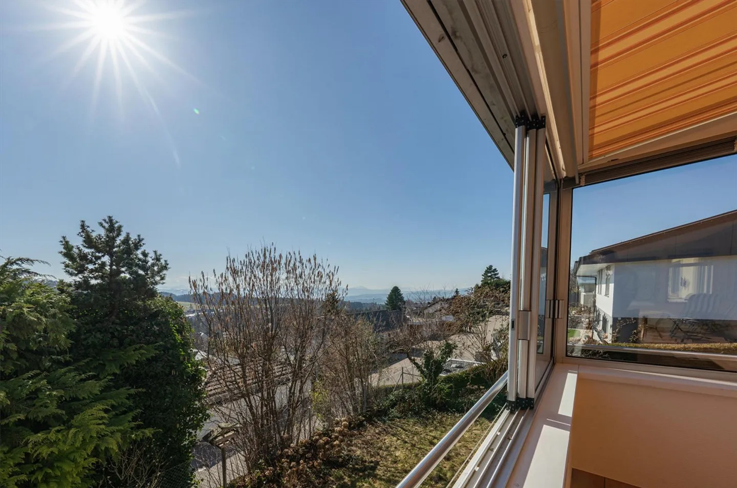 Sentiment de vacances à plus de 700 m d'altitude : propriété ensoleillée avec développement... - Photo 3 sur 6