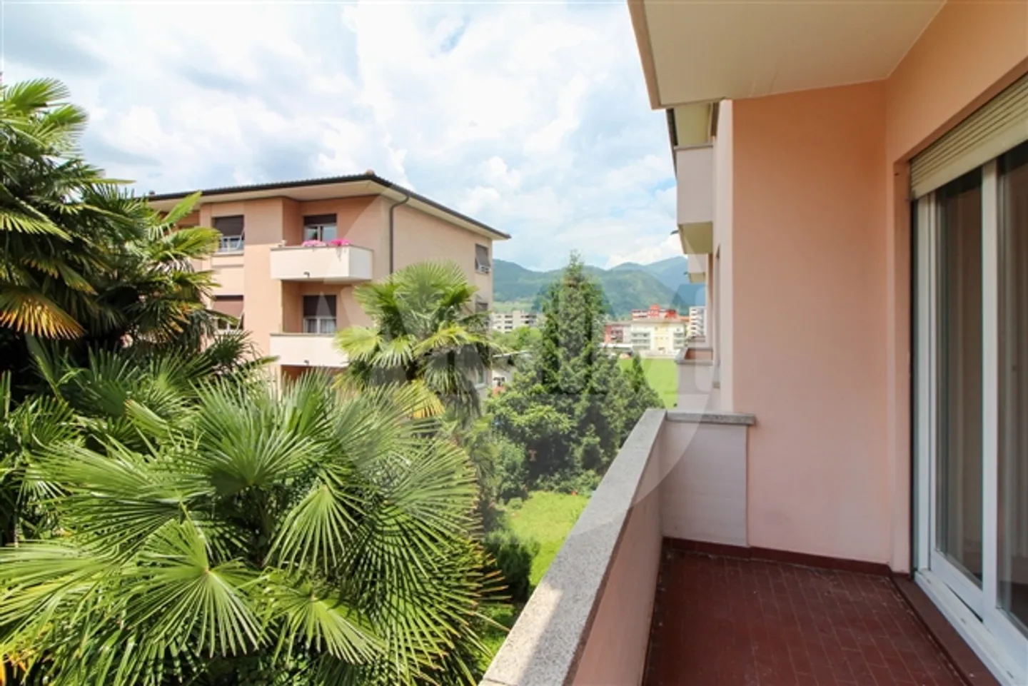 APPARTEMENT PRATIQUE DE 3,5 PIÈCES À MENDRISIO - Photo 2 sur 8