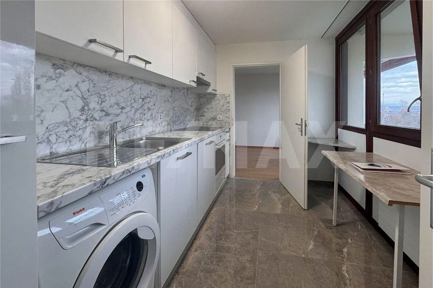 3.5-Room Apartment in Urban Location - Photo 2 of 10