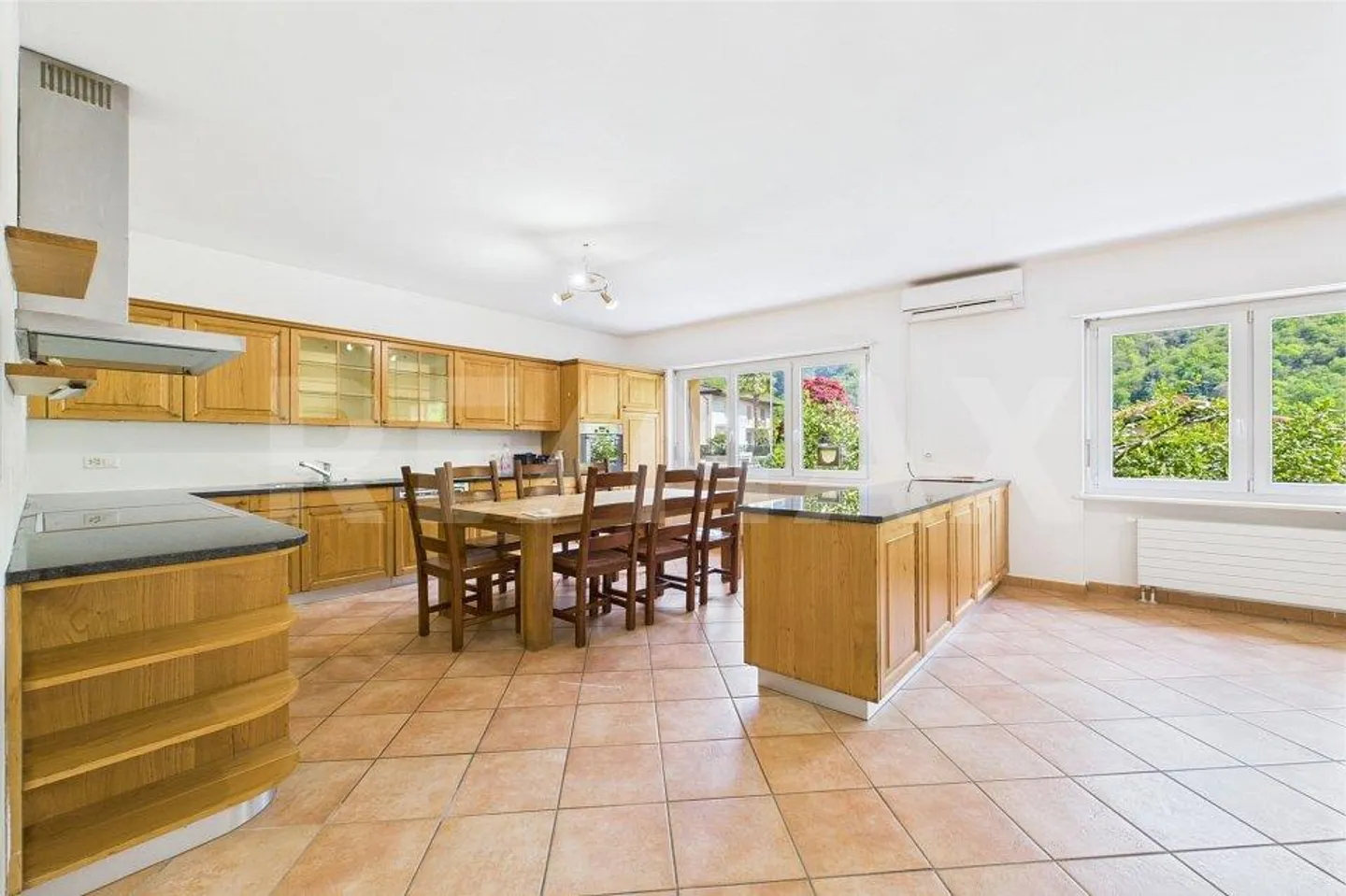 Large semi-detached house with restaurant - Photo 4 of 13