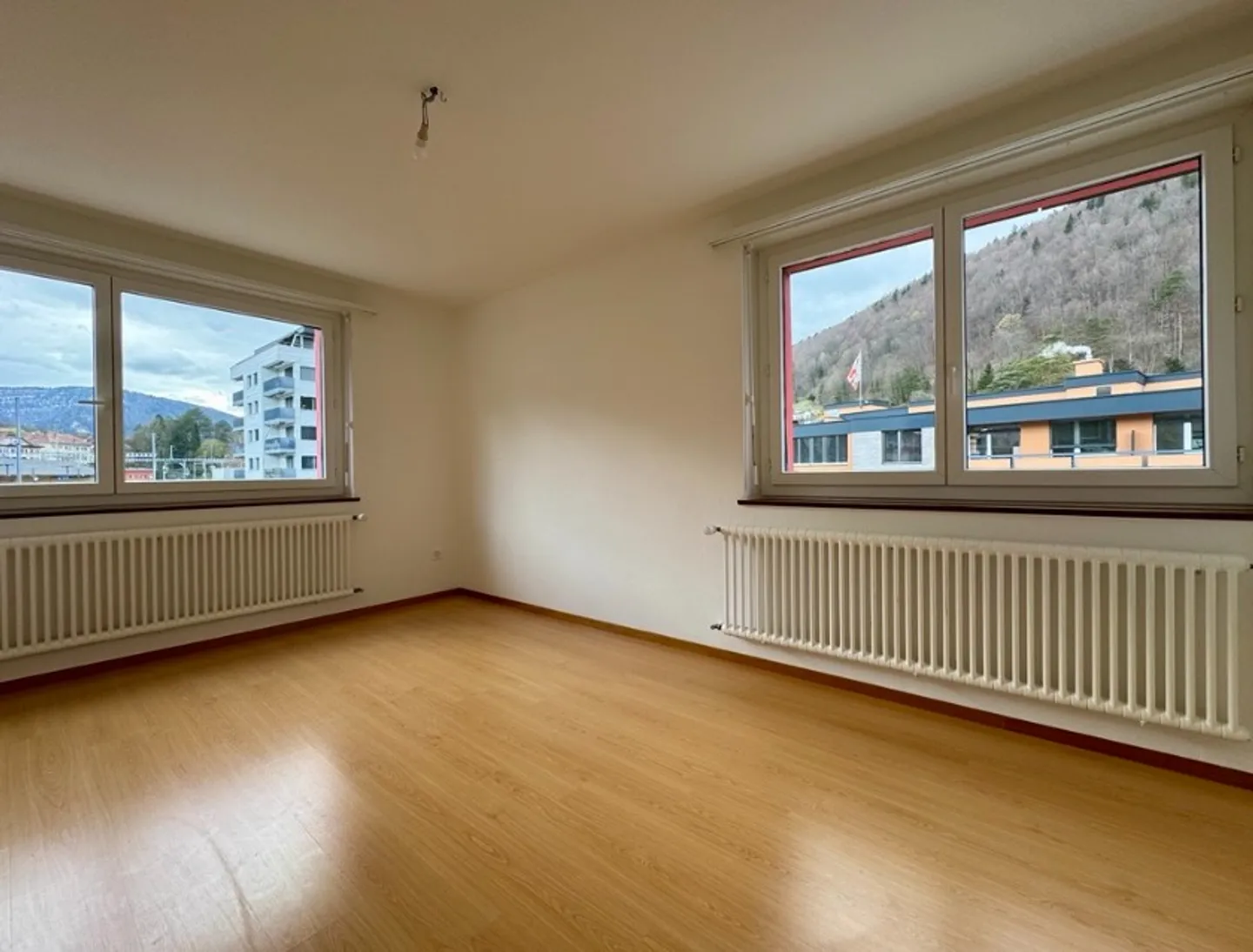 Bellissimo appartamento di 3.5 stanze con eccellente posizione alla stazione di Moutier - Foto 1 di 8