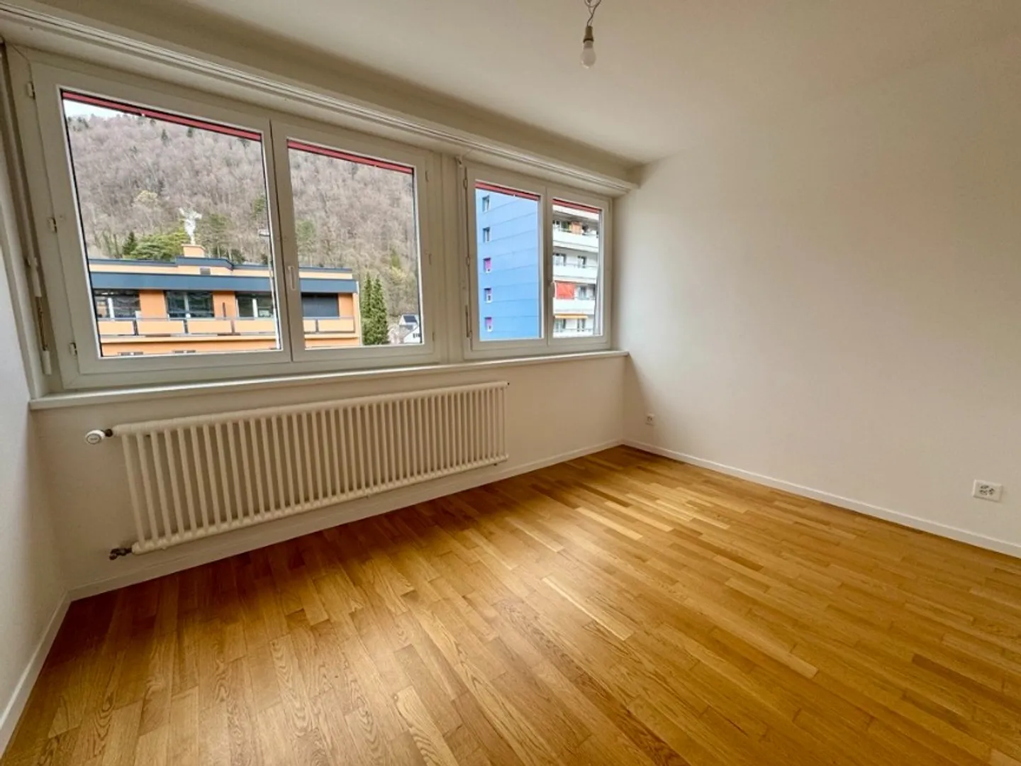 Bellissimo appartamento di 3.5 stanze con eccellente posizione alla stazione di Moutier - Foto 2 di 8