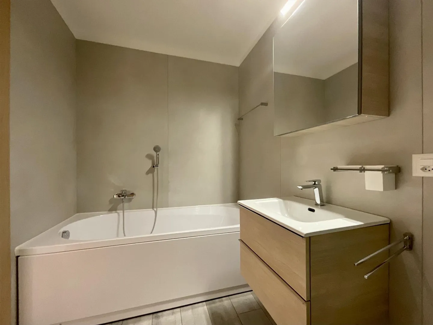 CASLANO - FOR SALE SPACIOUS 6.5 ROOMS WITH POOL - Photo 4 of 13