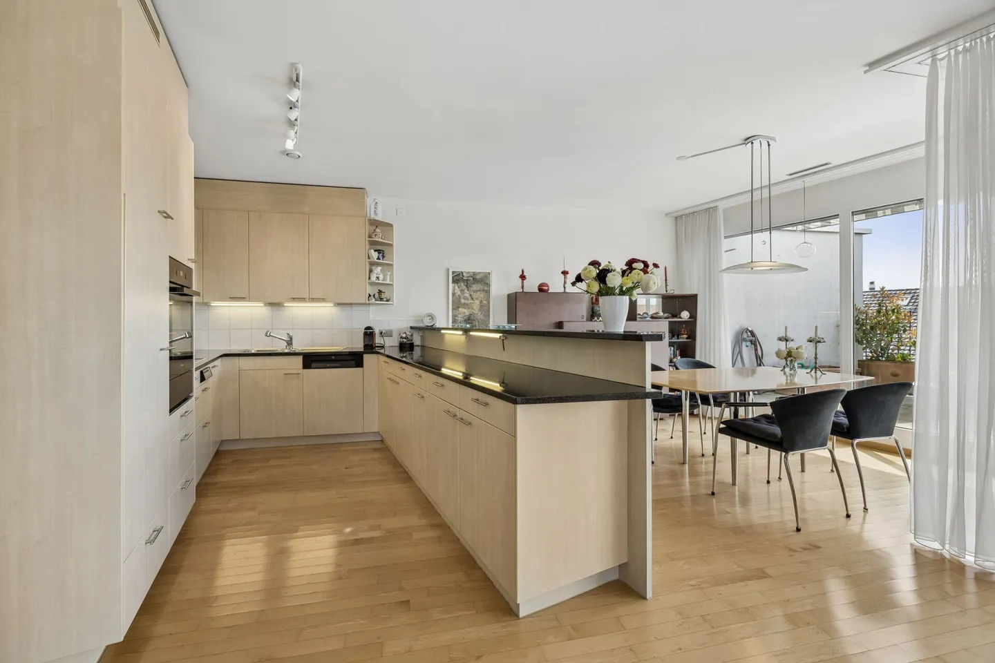 Attractively located 4.5-room penthouse apartment in well-maintained condition - Photo 3 of 13