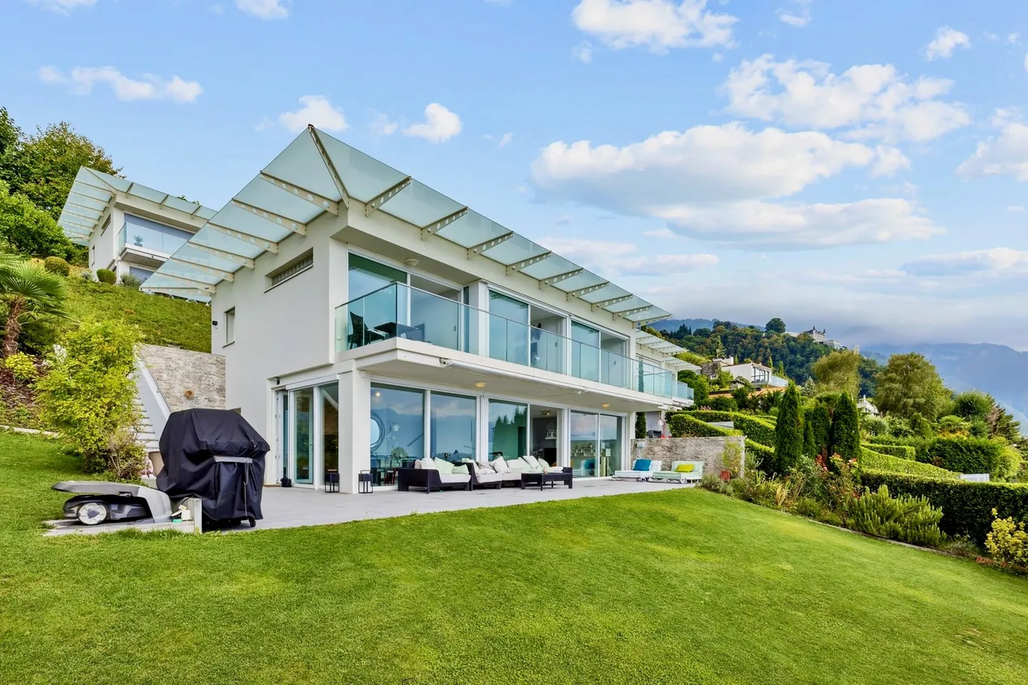 Casa di campagna arredata contemporanea con vista sul lago - Foto 1 di 13
