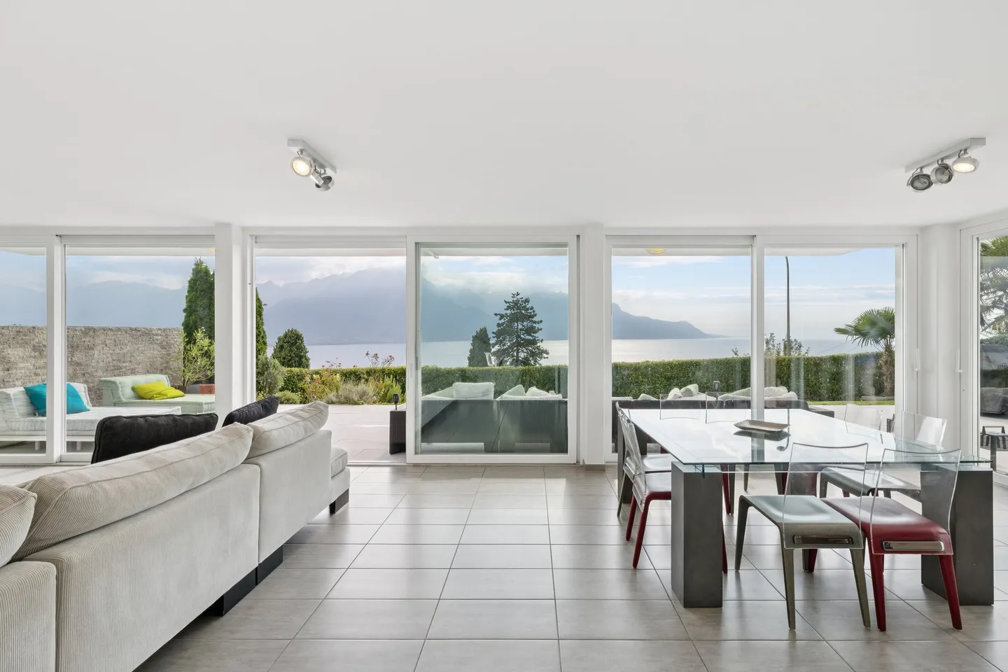 Casa di campagna arredata contemporanea con vista sul lago - Foto 4 di 13