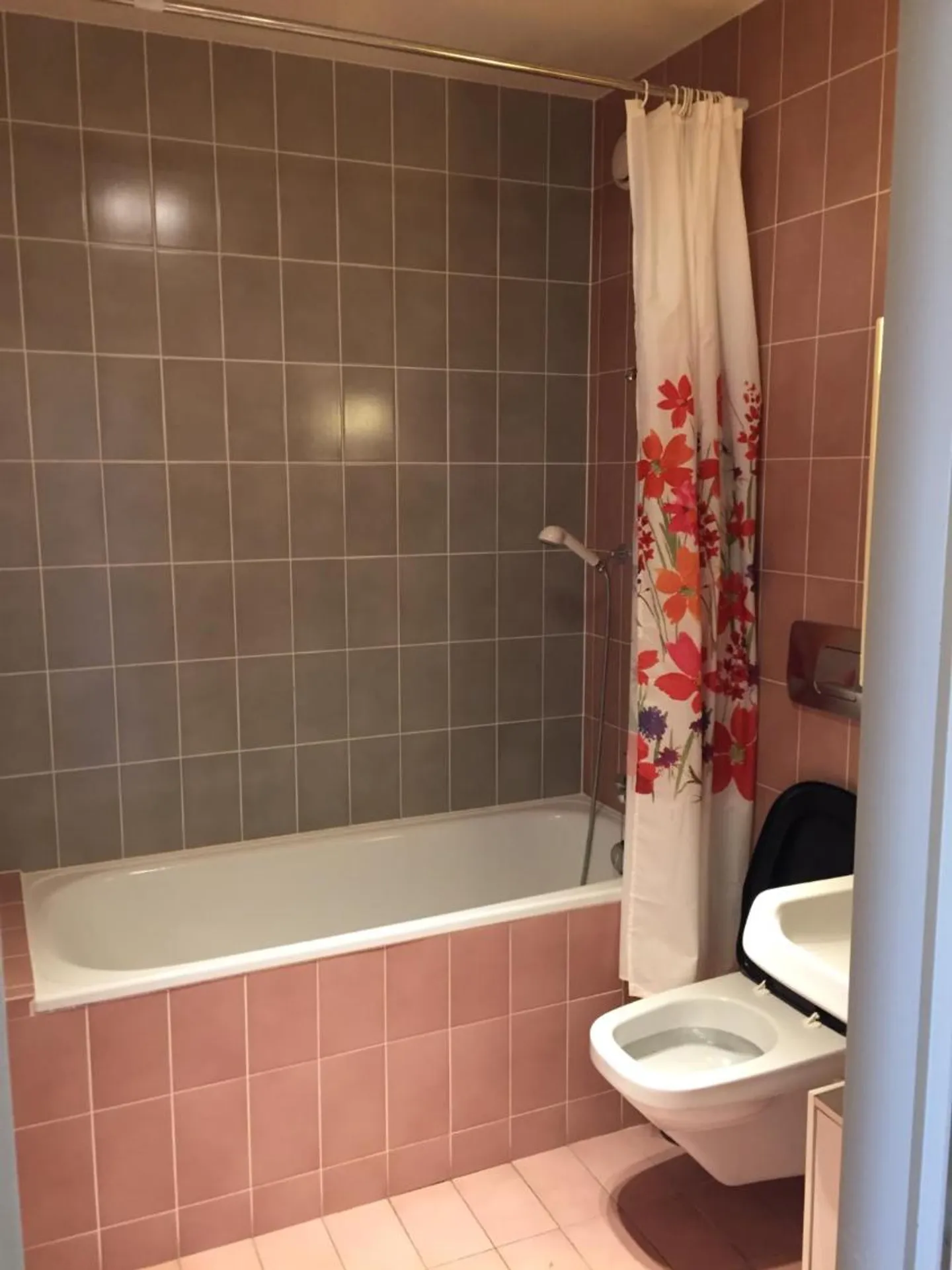 Spacious Apartment in Quiet Area - Photo 7 of 8