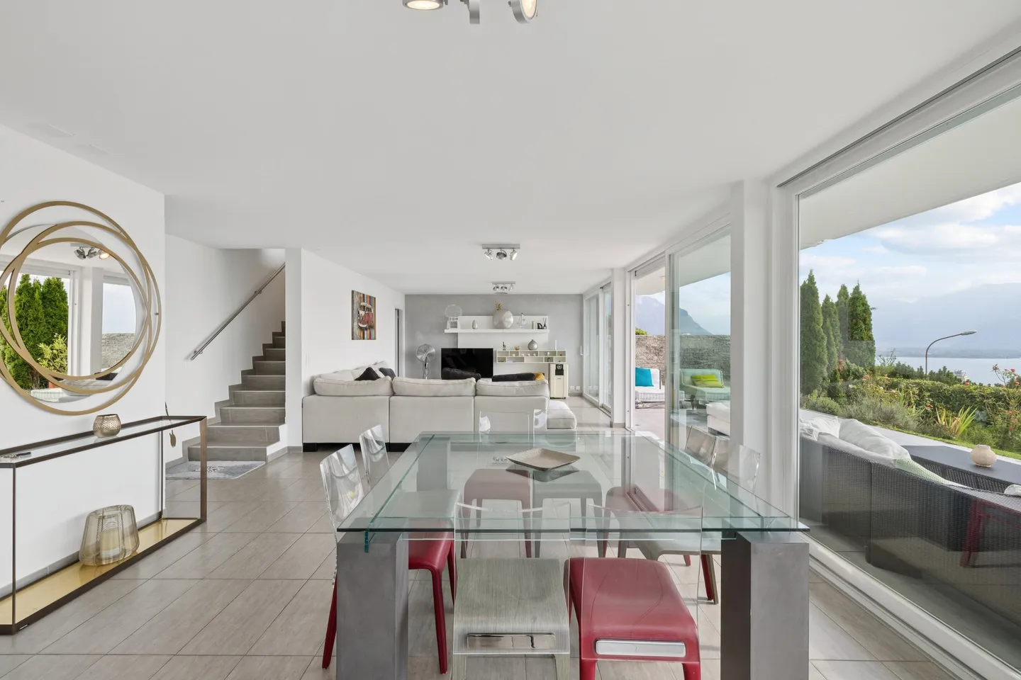 Casa di campagna arredata contemporanea con vista sul lago - Foto 3 di 13