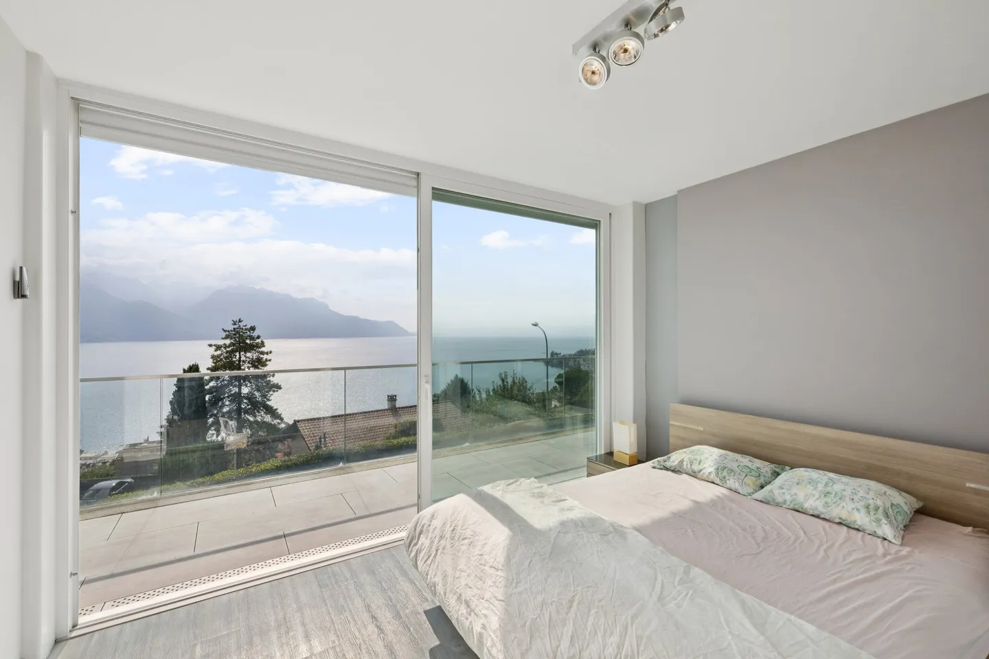 Casa di campagna arredata contemporanea con vista sul lago - Foto 9 di 13