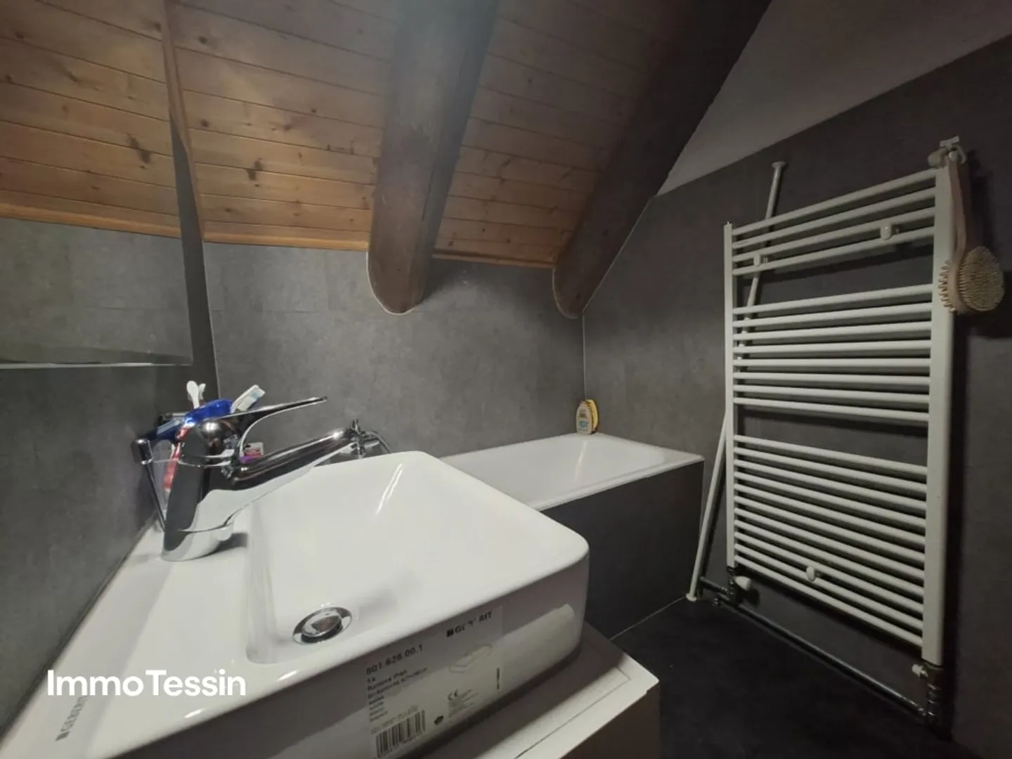 Cozy and renovated 3-room Nucleo Rustico full of charm in the historic center of Intragna - Photo 10 of 13