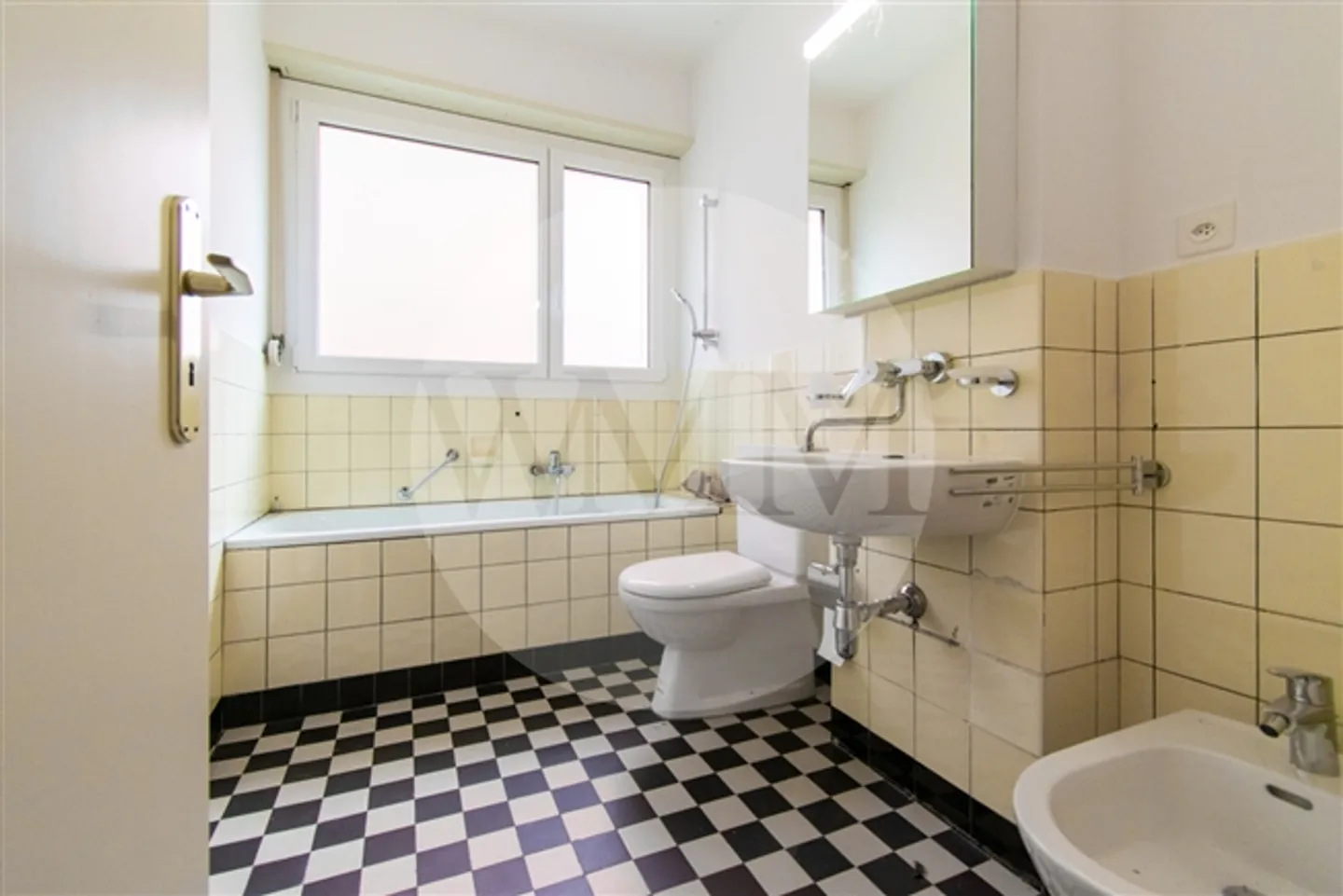 LARGE 2.5 ROOMS IN CASSARATE WITH LAKE VIEW - Photo 8 of 9