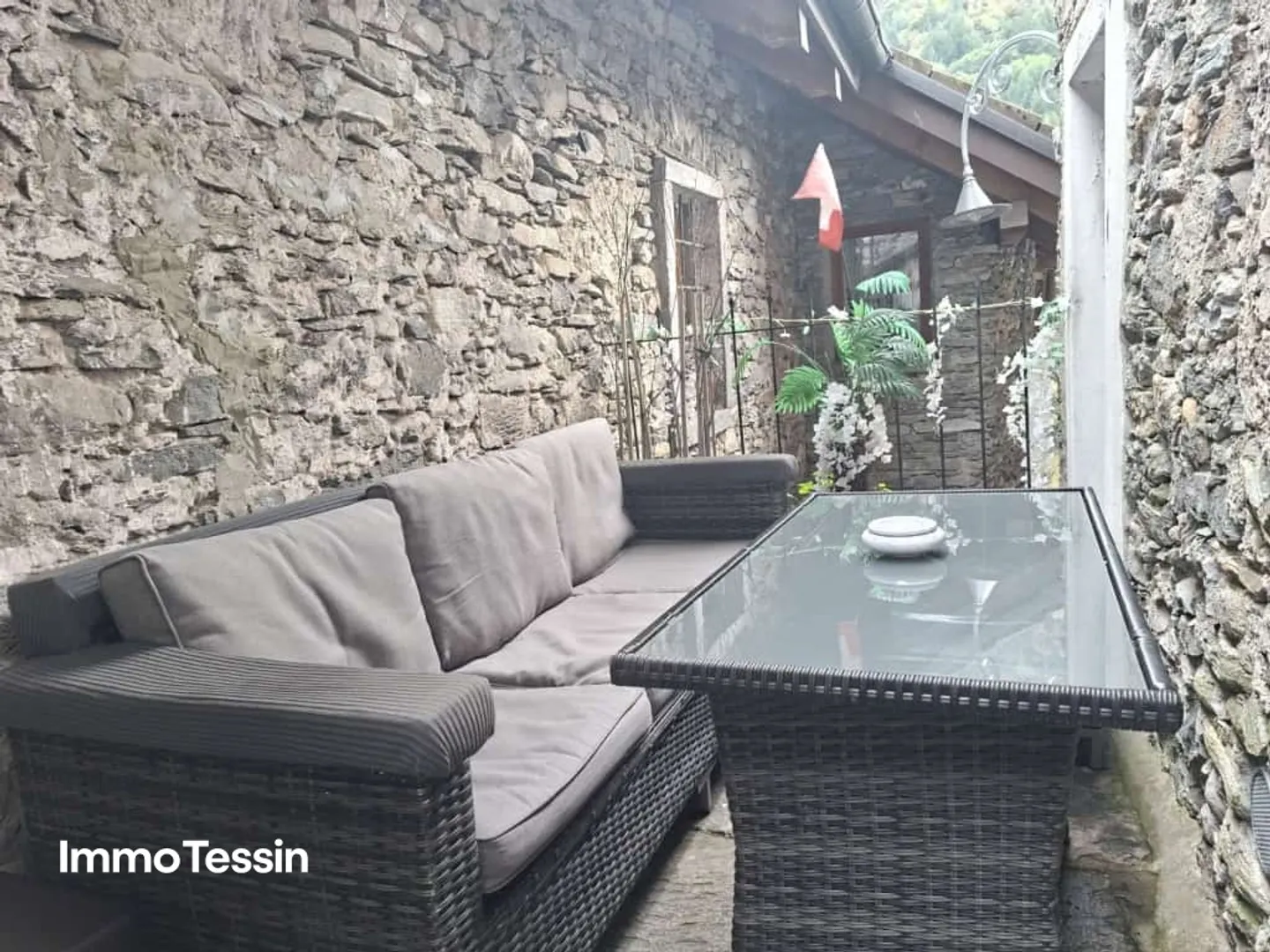 Cozy and renovated 3-room Nucleo Rustico full of charm in the historic center of Intragna - Photo 12 of 13