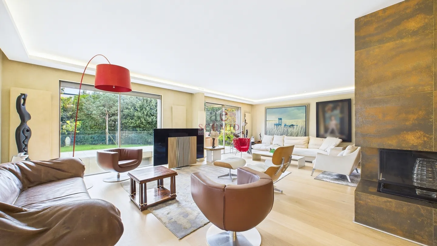 9-room House - Photo 1 of 10