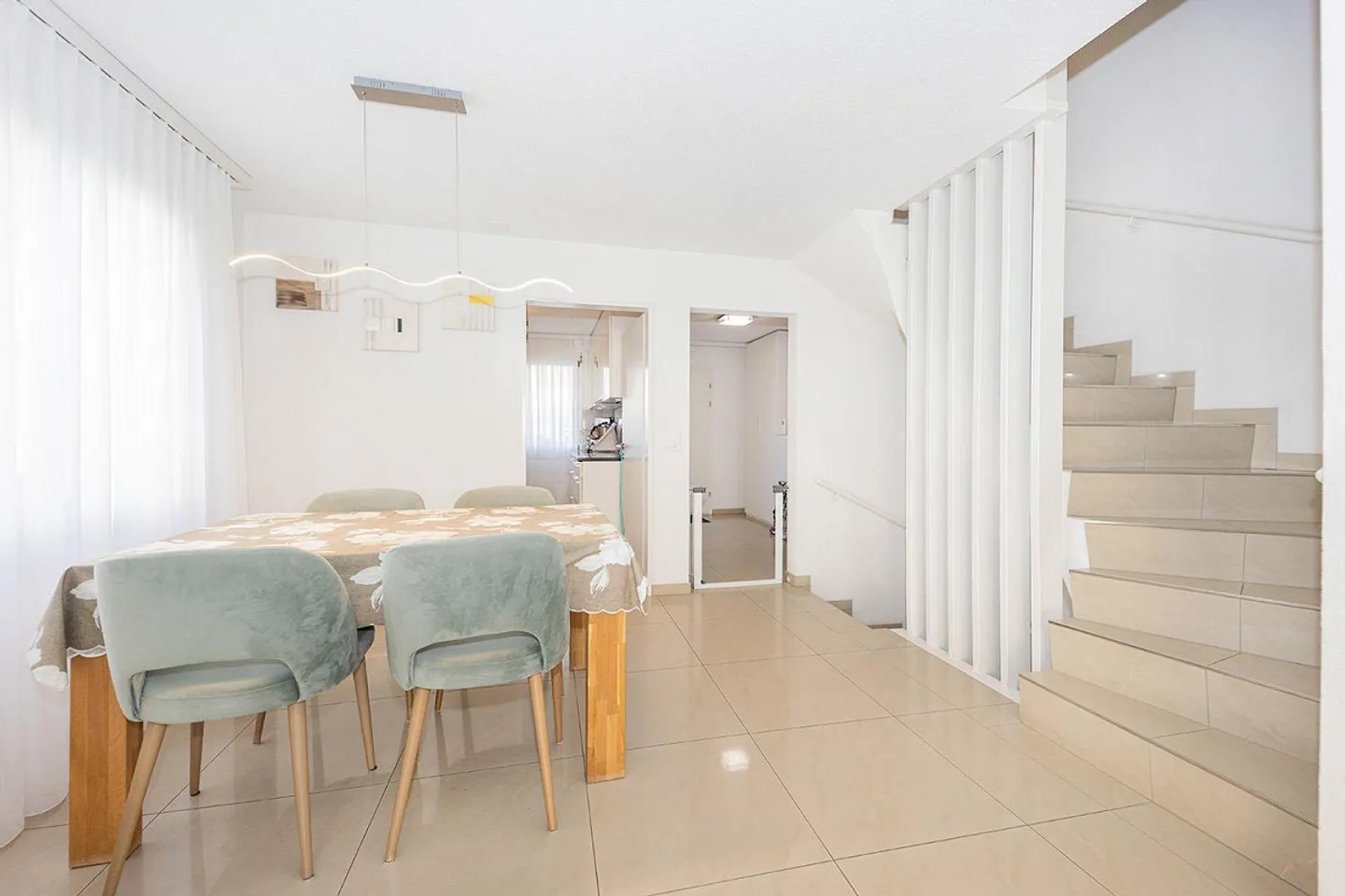 Casa unifamiliare angolare attraente con giardino esclusivo e Swimspa - Foto 4 di 15