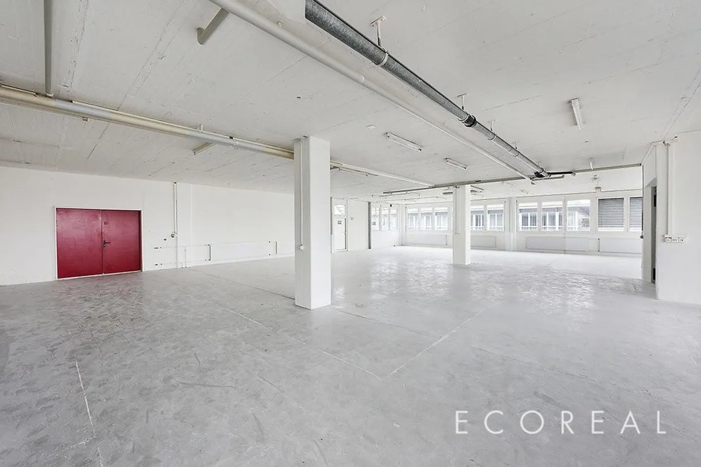 Individually customizable commercial space in a well-connected location - Photo 4 of 5