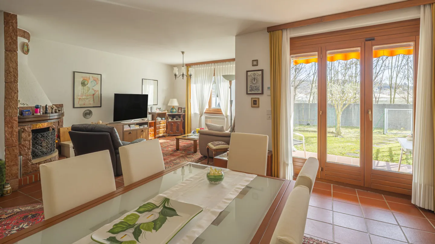 Corner house with fireplace and communal pool - Photo 2 of 5