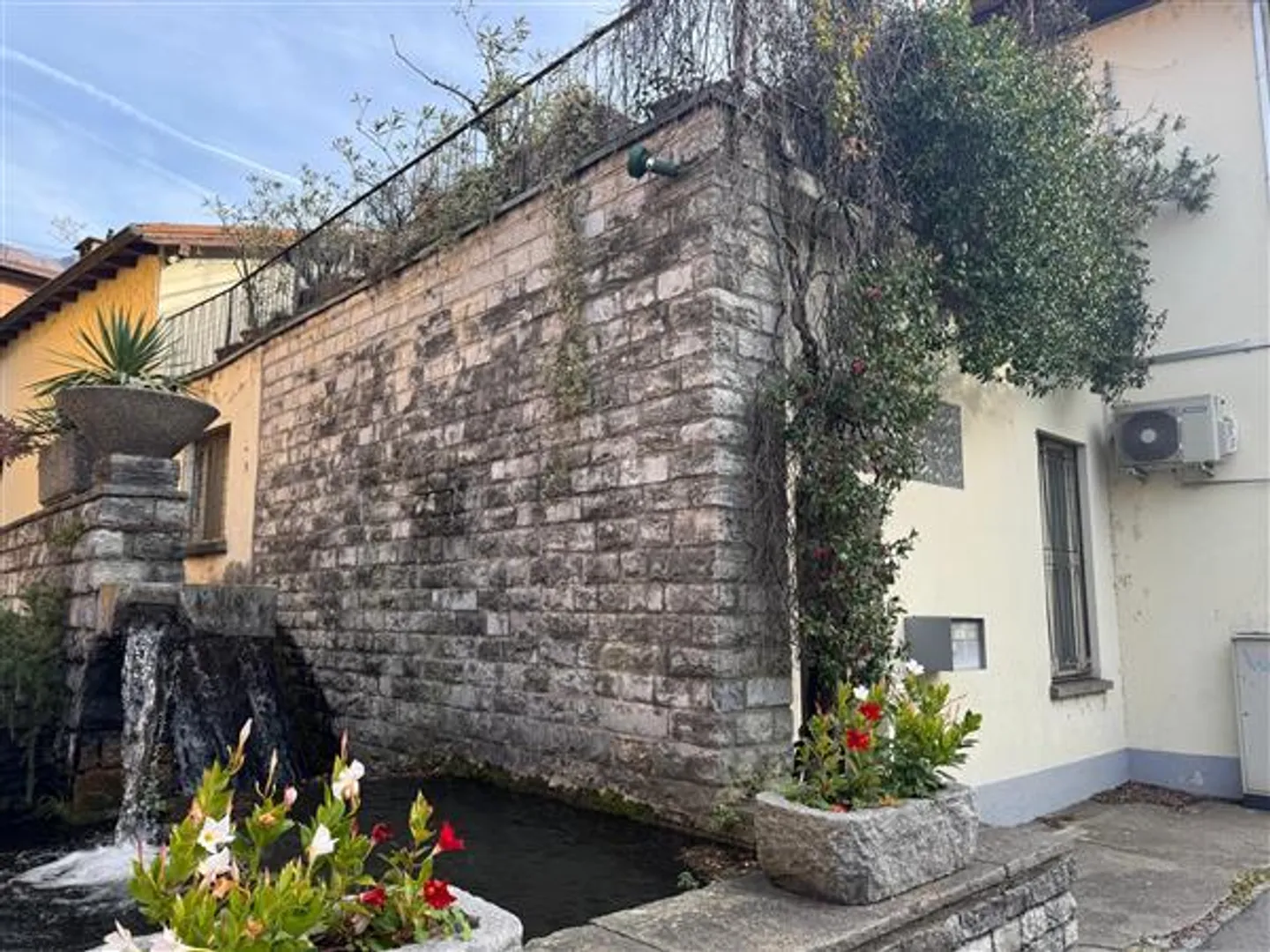 Maroggia: Income Palace - Photo 1 of 6