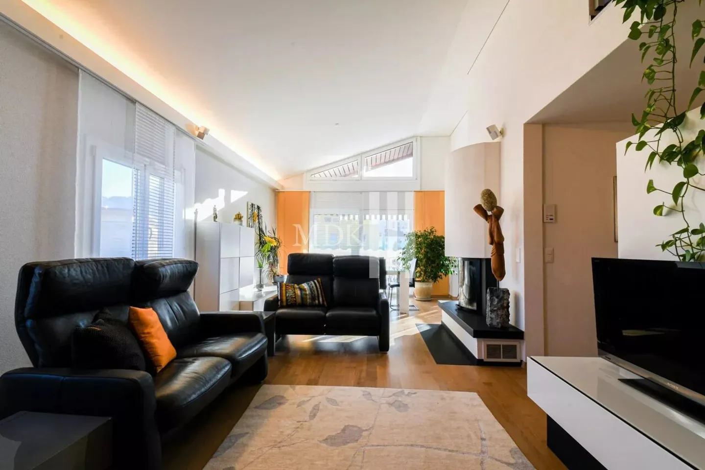 Bright attic duplex apartment - Photo 3 of 13