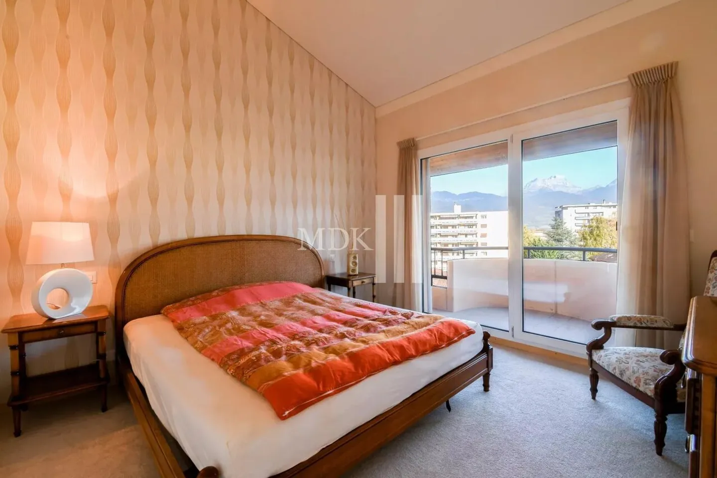 Bright attic duplex apartment - Photo 8 of 13