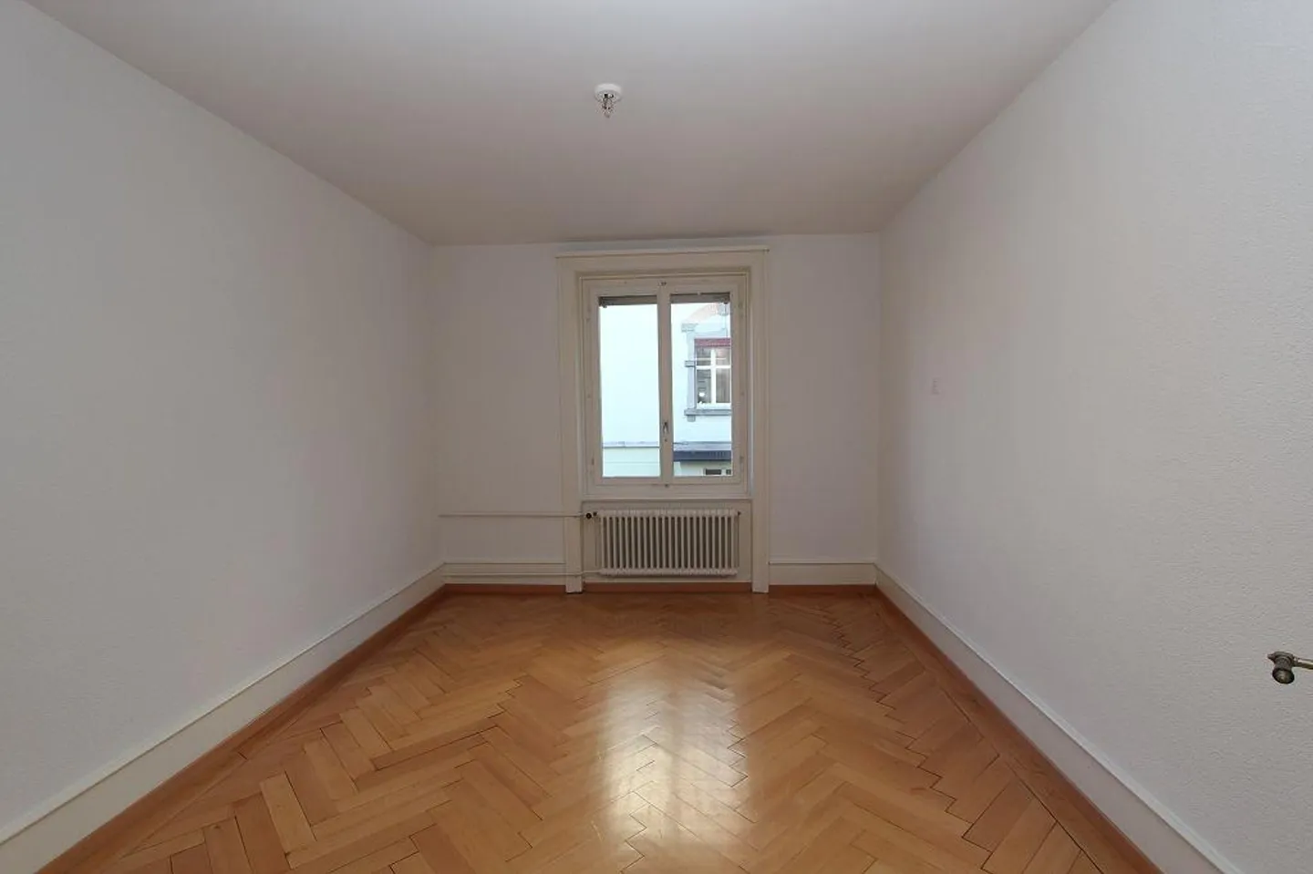 Old building apartment in a central location - Photo 6 of 11