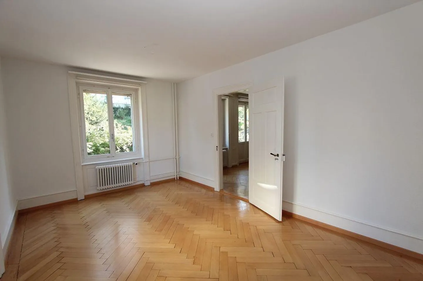 Old building apartment in a central location - Photo 4 of 11