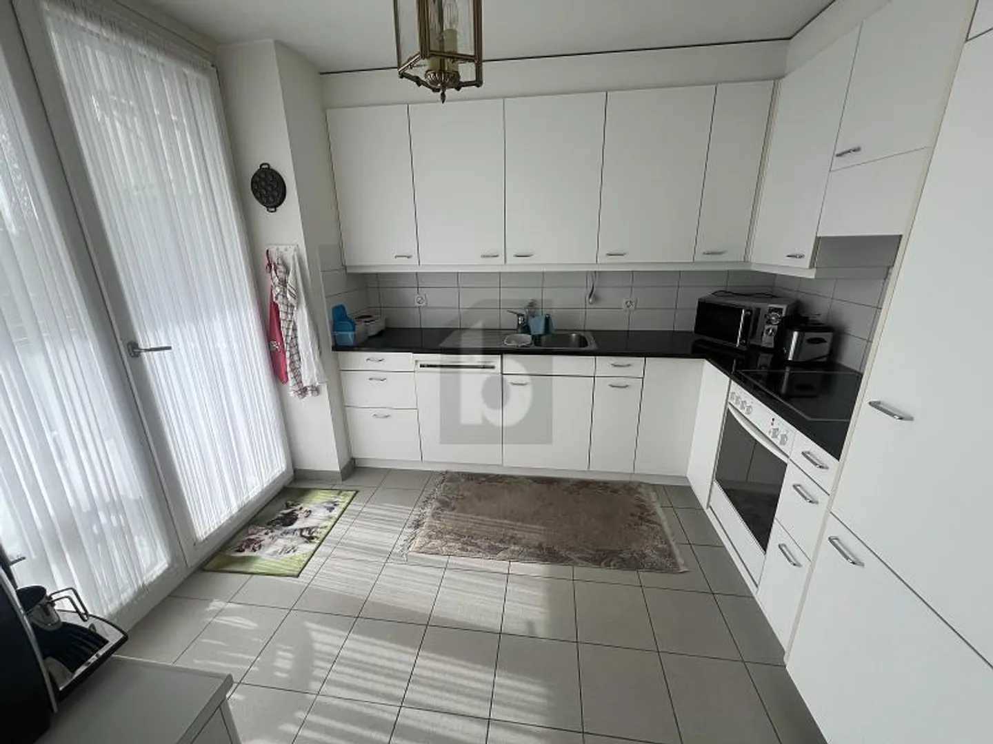 CENTRAL, QUIET, LIGHT-FLOODED AND WELL-MAINTAINED - Photo 4 of 6