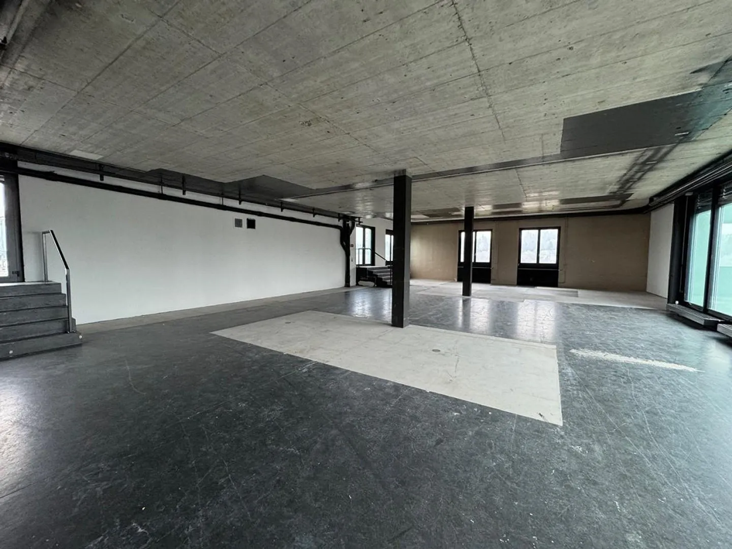 Spacious commercial spaces for rent - Photo 2 of 5