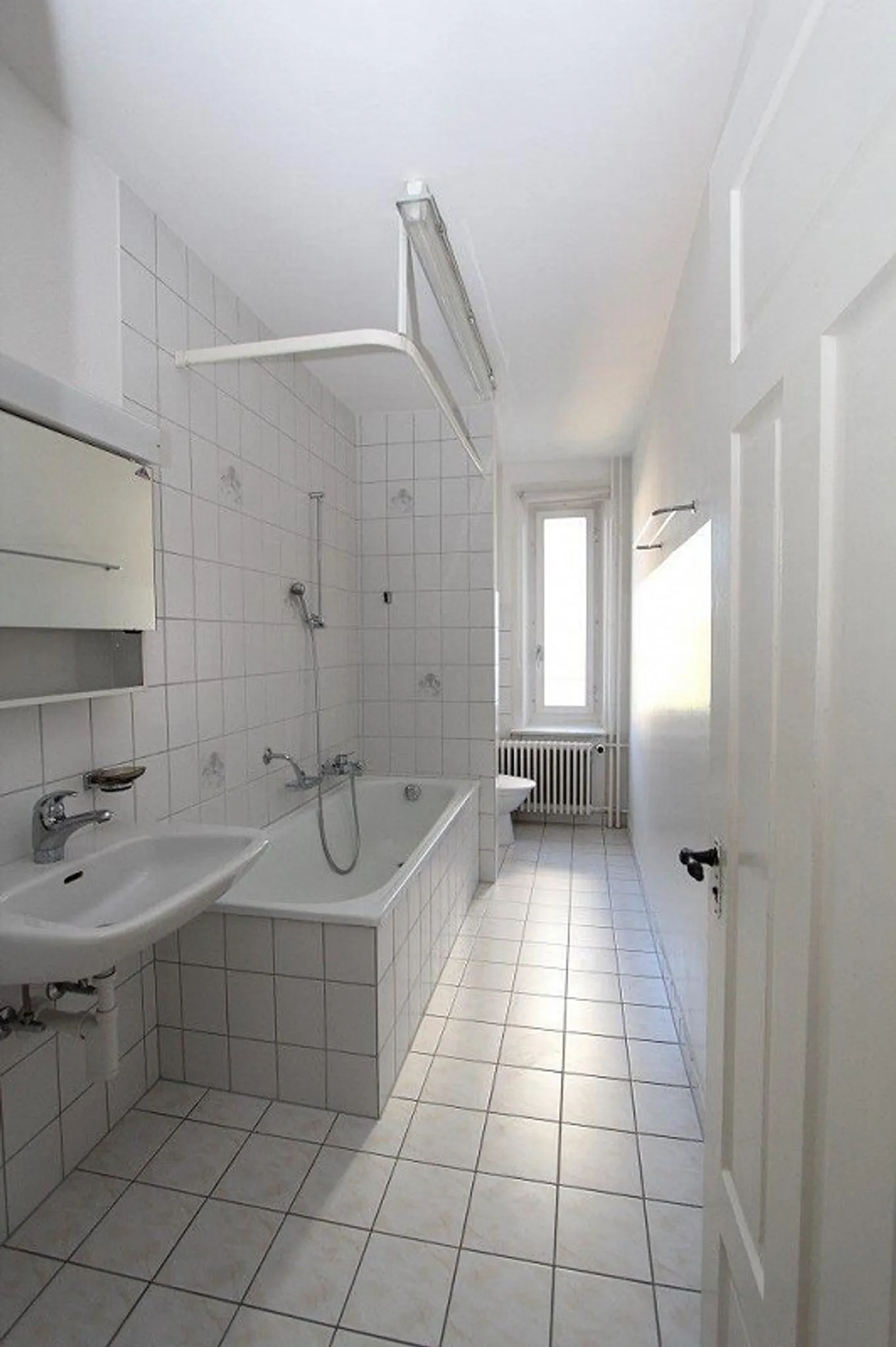 Old building apartment in a central location - Photo 8 of 11