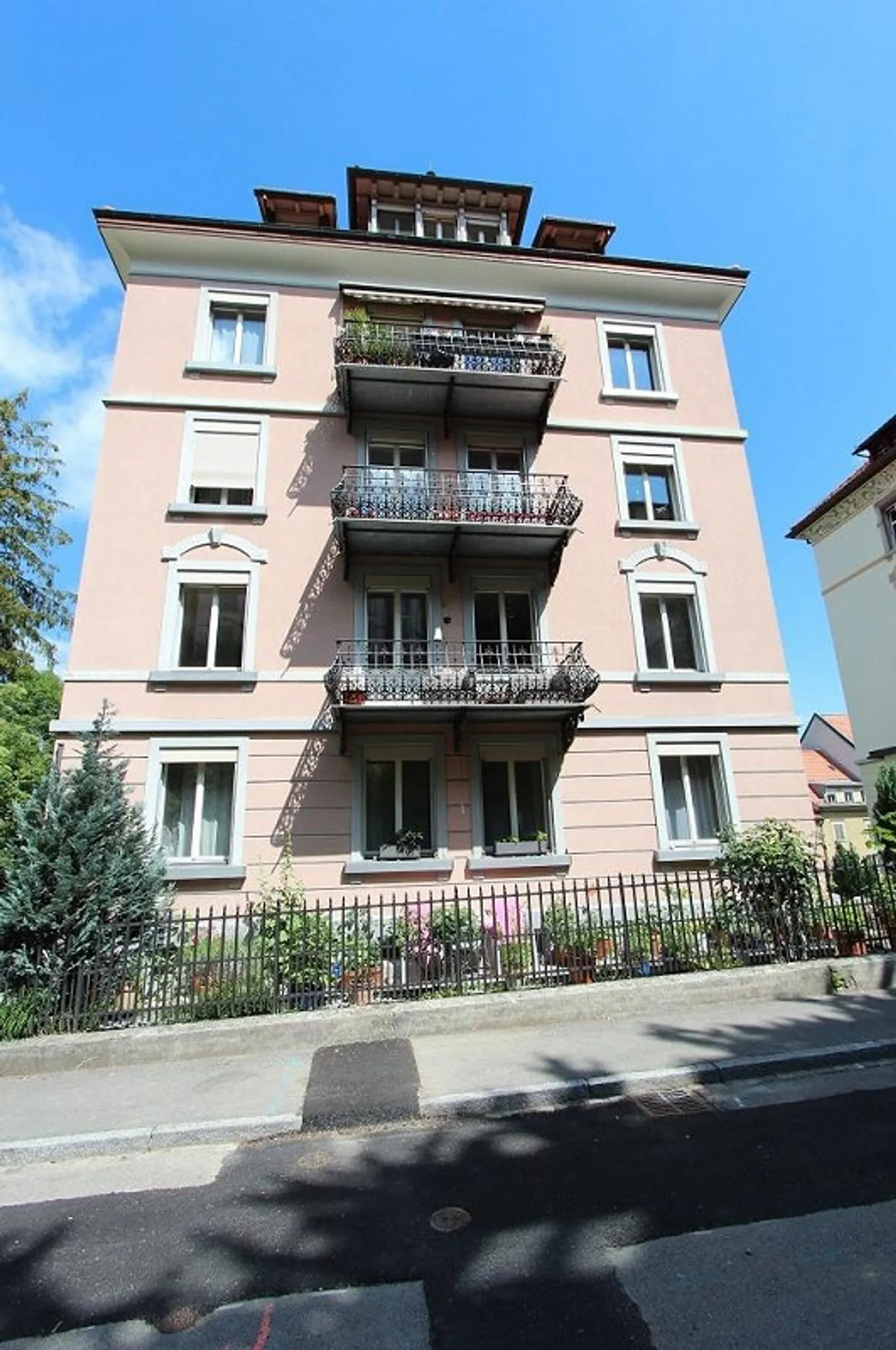 Old building apartment in a central location - Photo 10 of 11