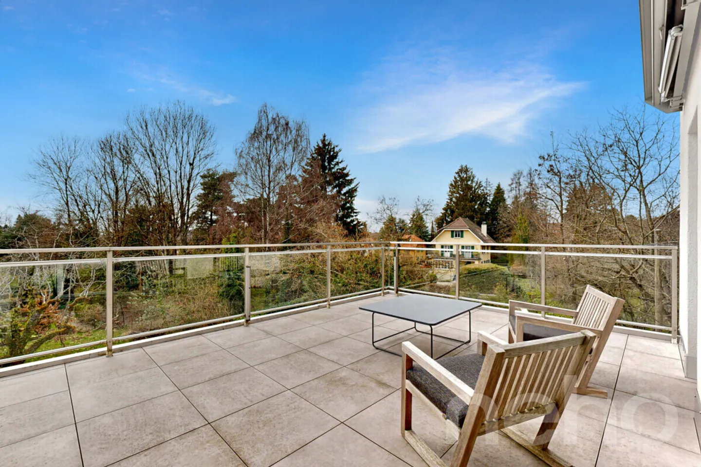 2.5-room penthouse apartment with terrace, ideally located at - Photo 4 of 11