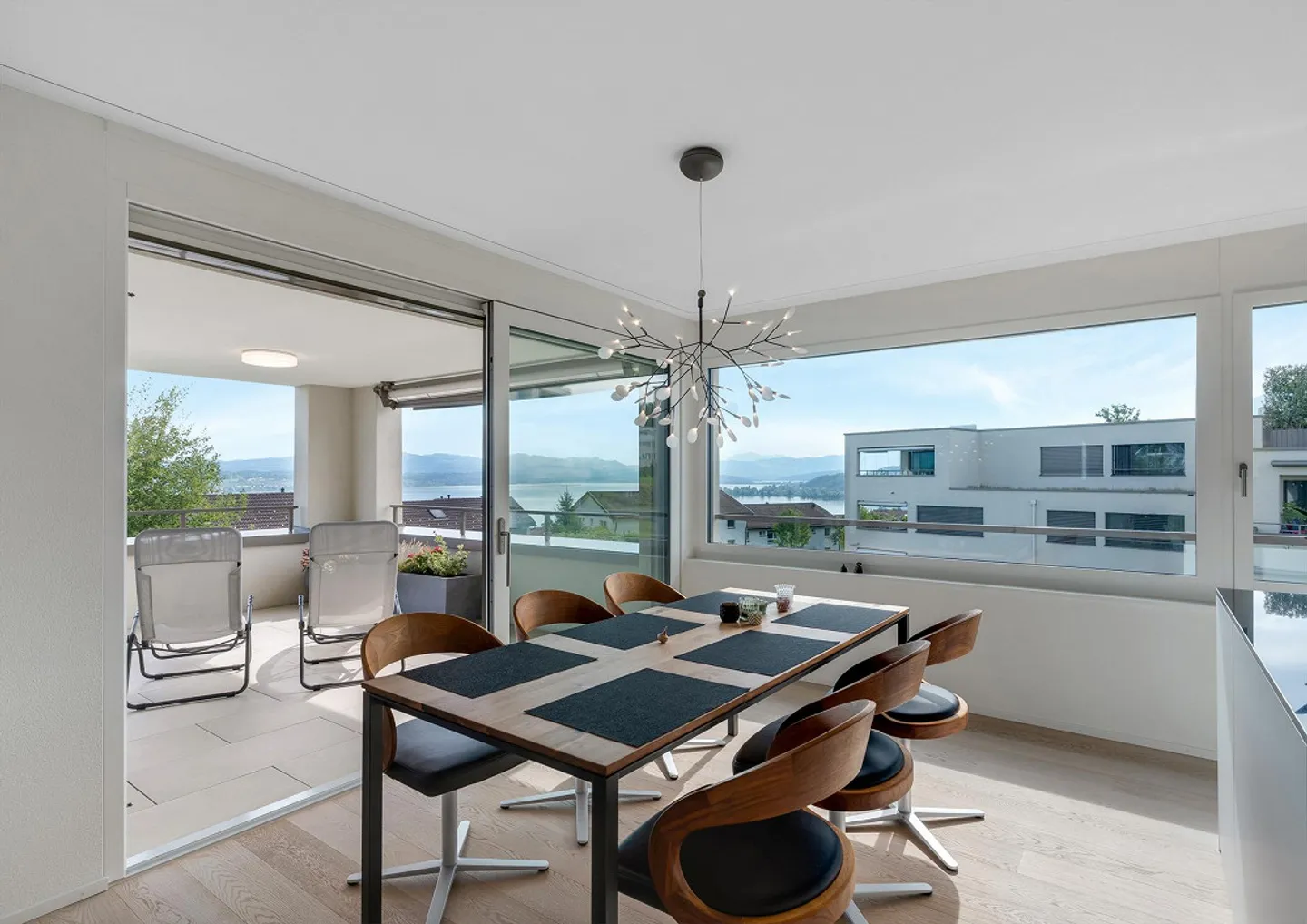 Moderne, inondée de lumière et vue sur le lac - Photo 1 sur 4