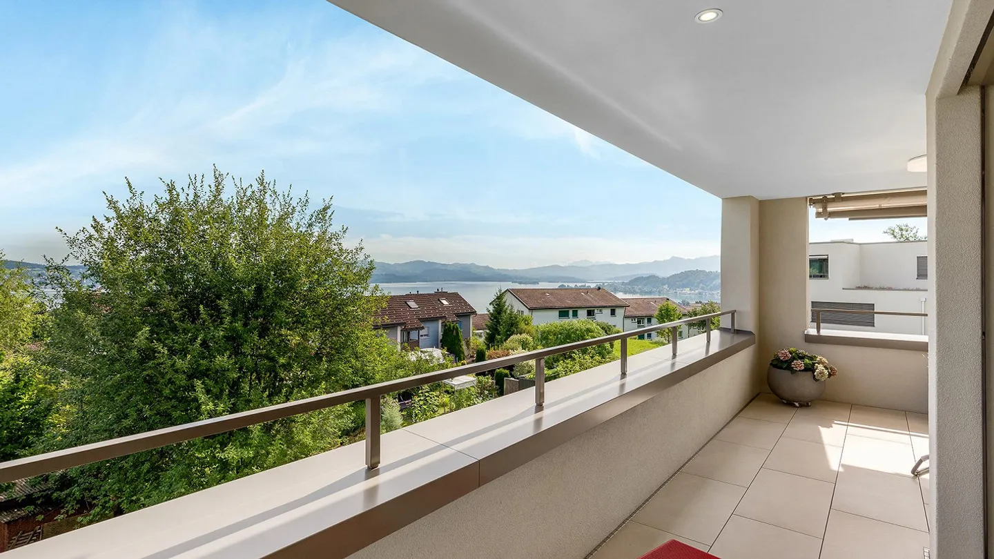 Moderne, inondée de lumière et vue sur le lac - Photo 2 sur 4