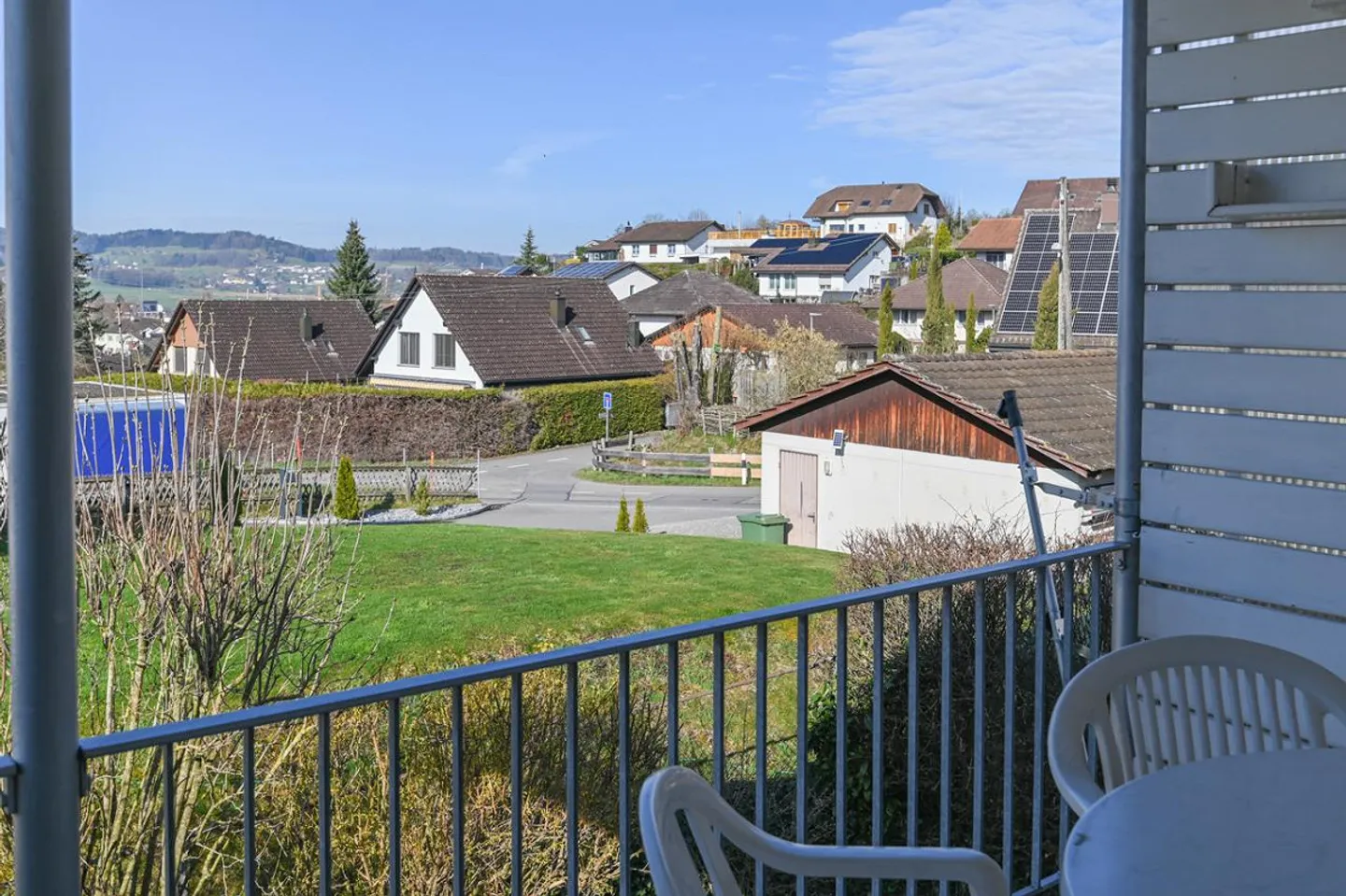 5-room semi-detached house in a quiet, sunny, and nature-friendly location with a beautiful garden - Photo 6 of 14