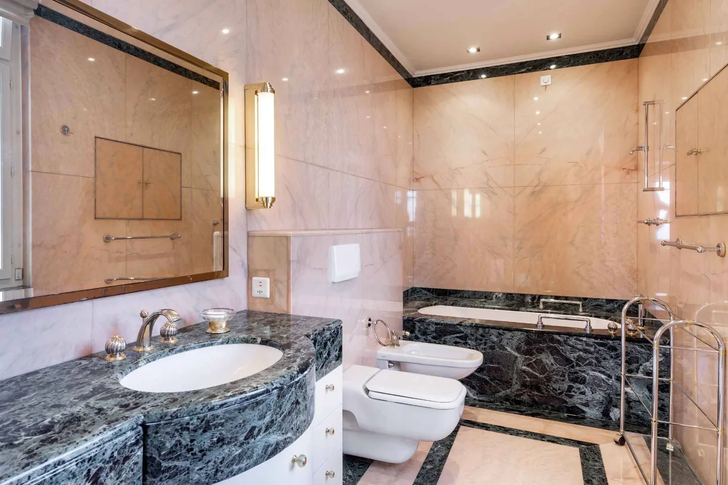 Elegante Villa mit Seeblick - Foto 8 von 13